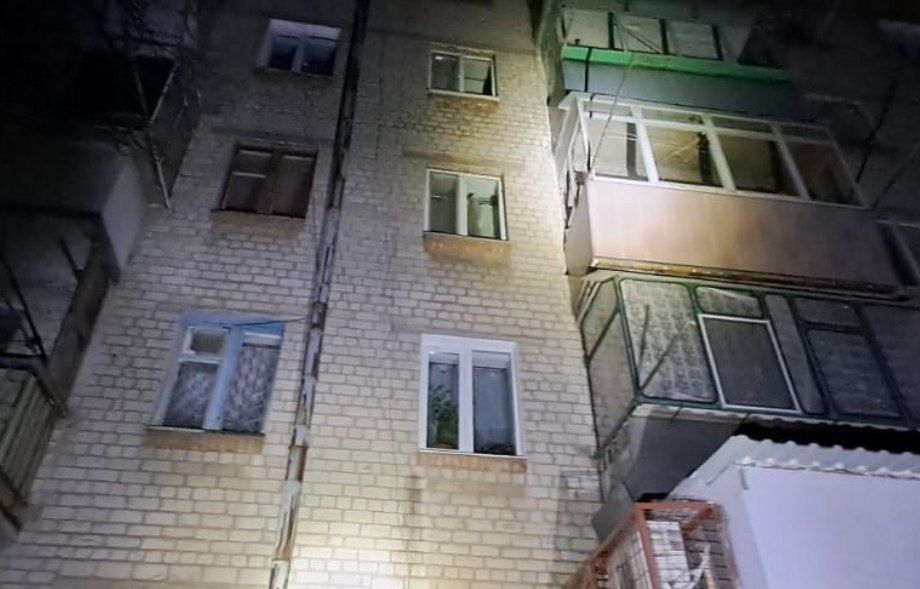 Пошкоджена п'ятиповерхівка у Нікопольському районі.