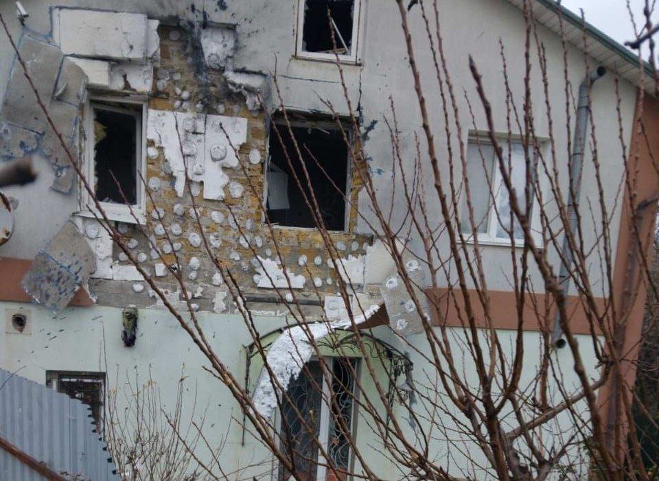 Оселя місцевих залишилася без вікон після ворожого удару. Понівечений також фасад.