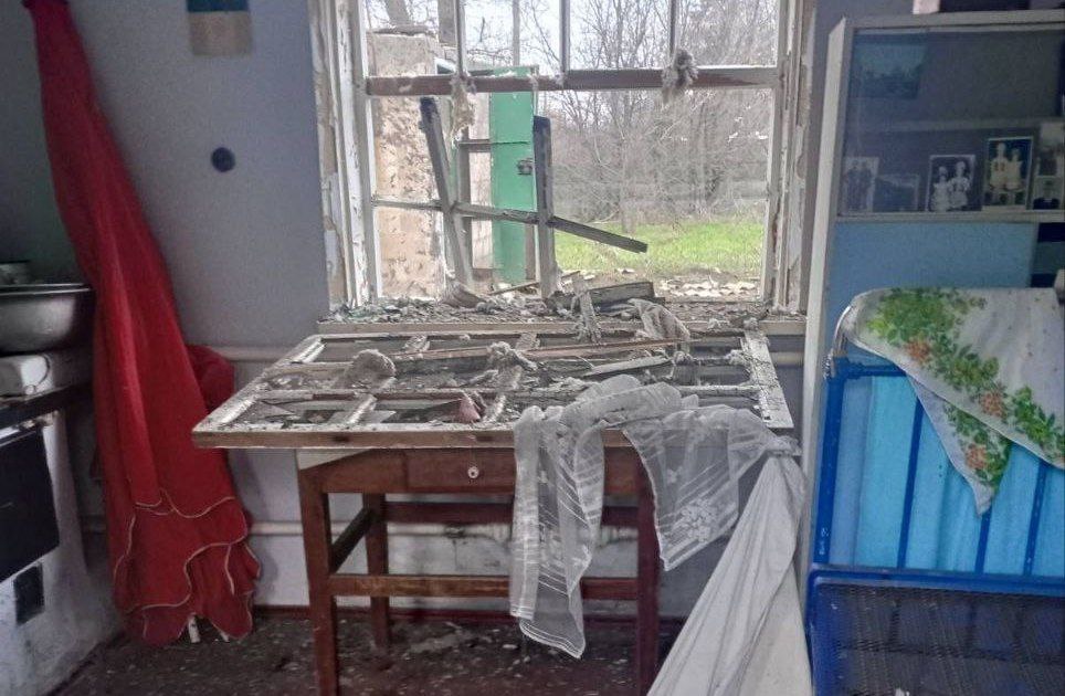 В одній з хат все в руїнах і на кухні.