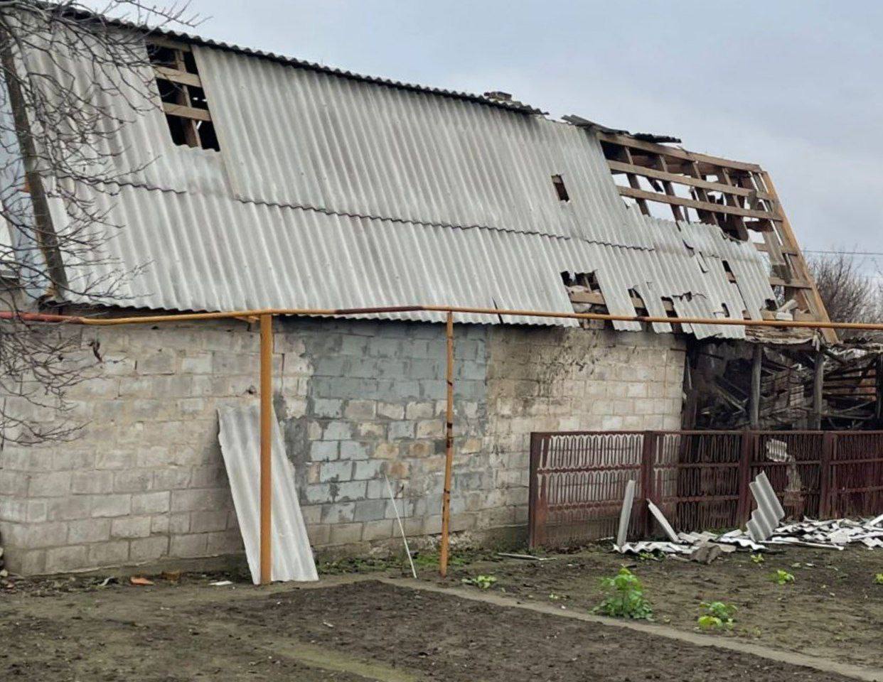 Побитий дах будівлі після ворожого обстрілу