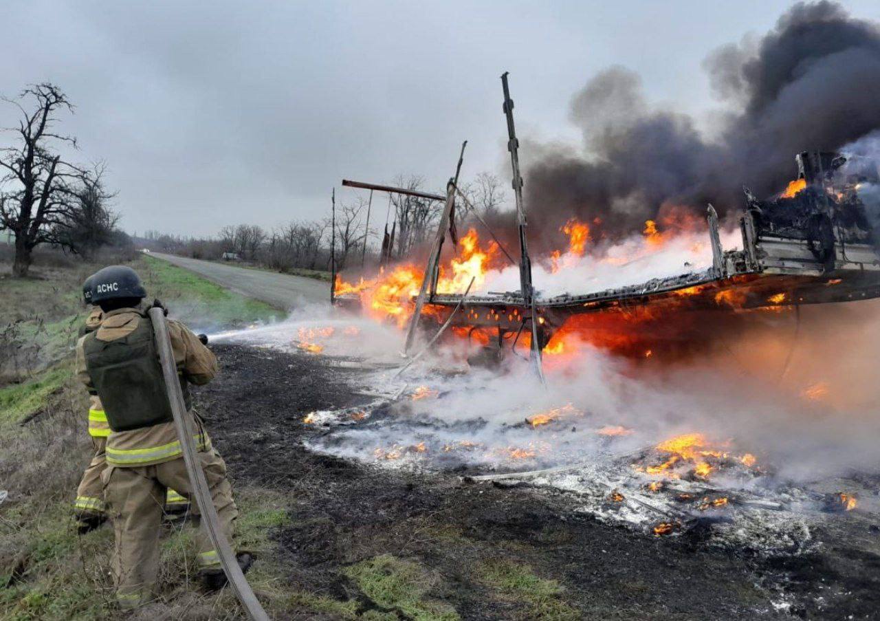 Рятувальник гасить охоплений вогнем напівпричіп