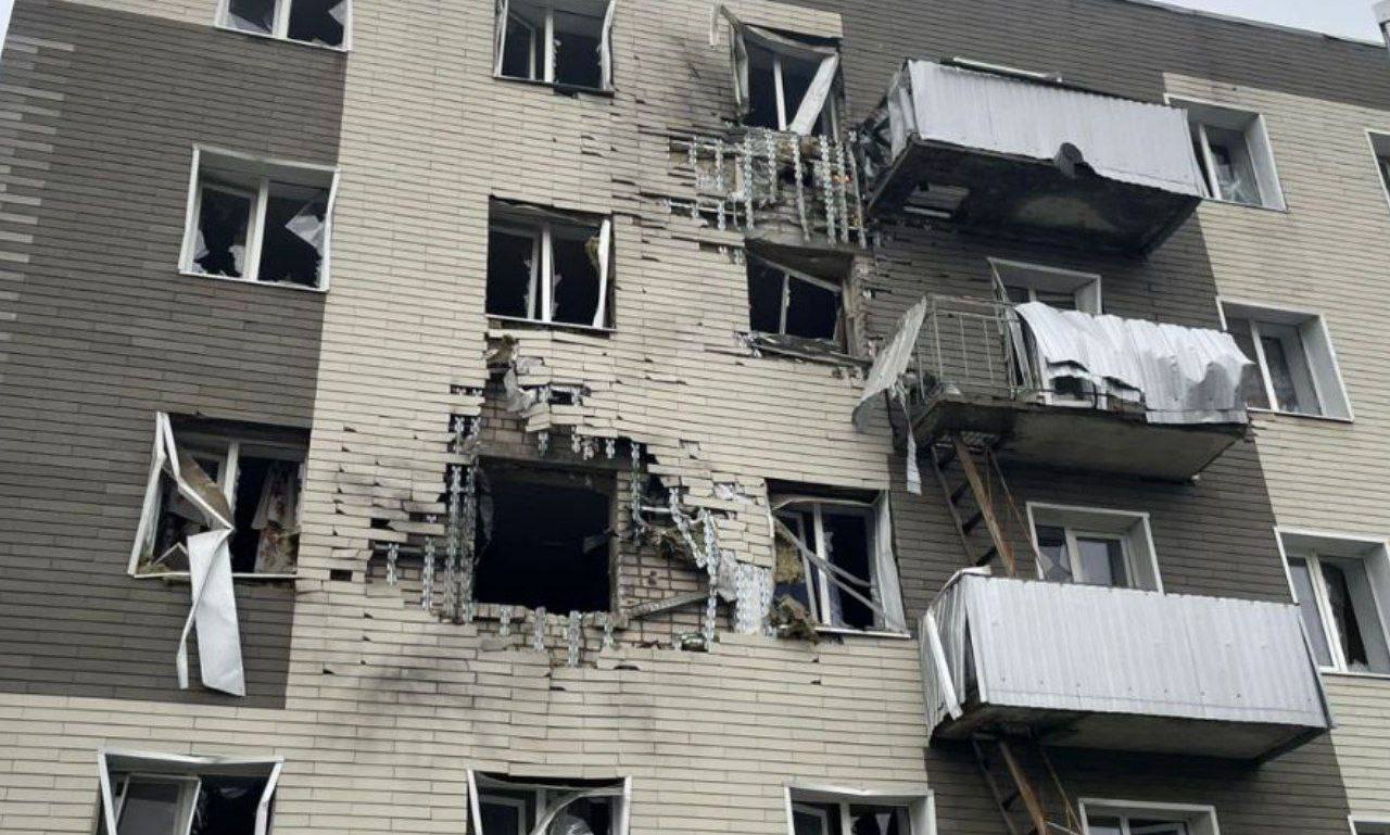 Пошкоджені вікна і балкони у будівлі