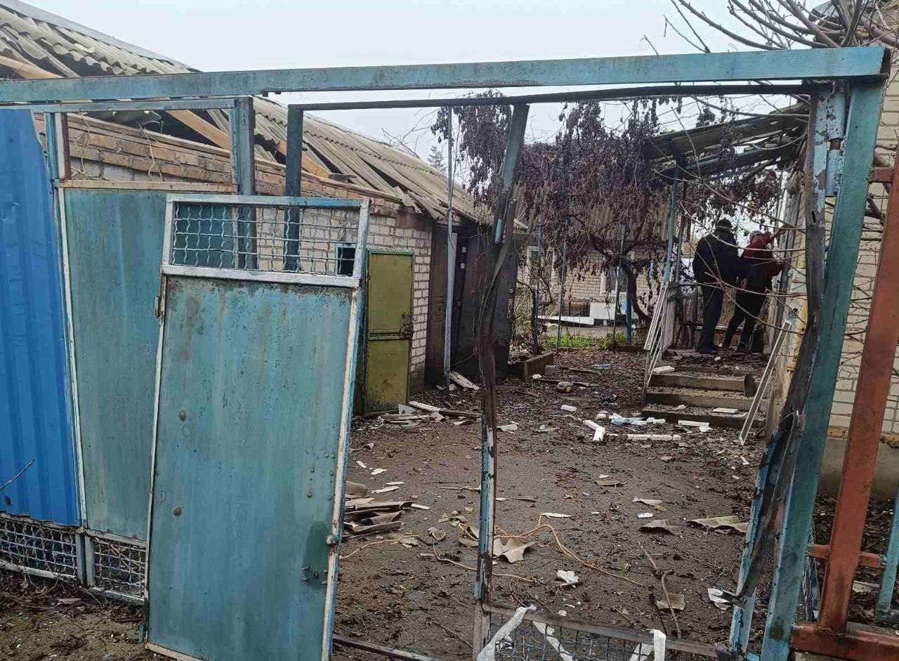 Наслідки ворожого обстрілу приватного подвір’я
