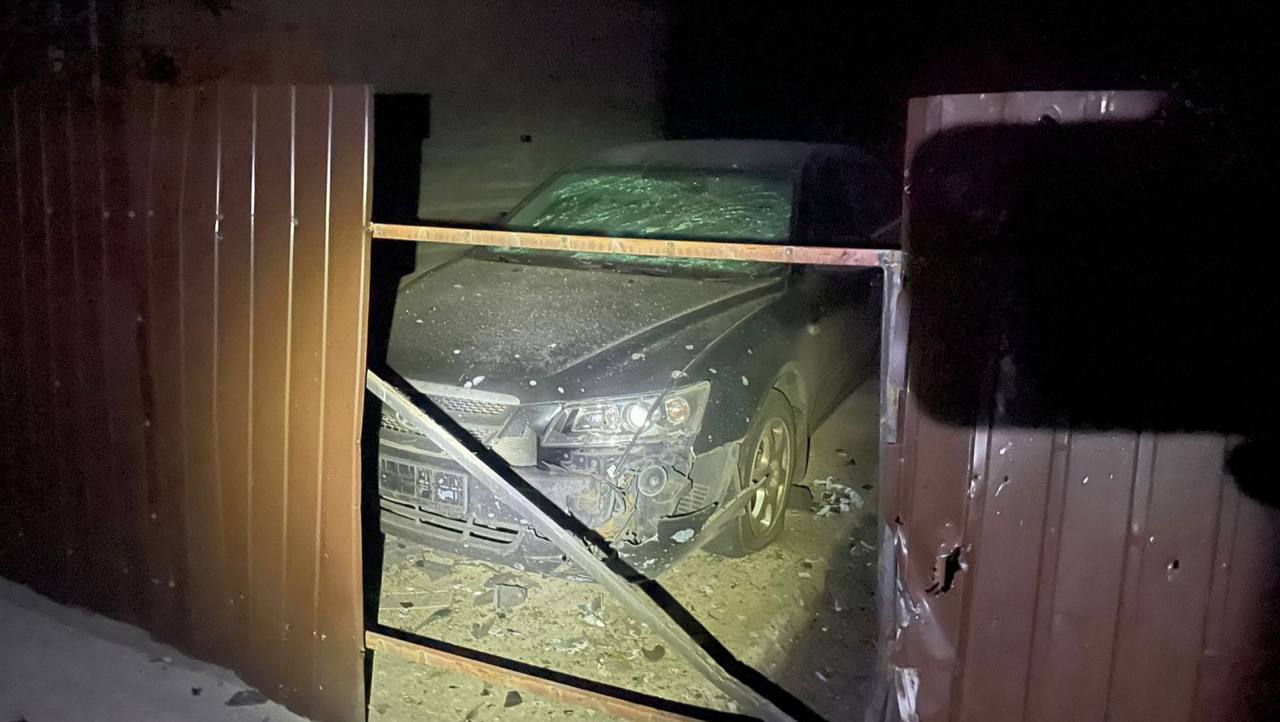 Понівечена автівка на приватному подвірʼї