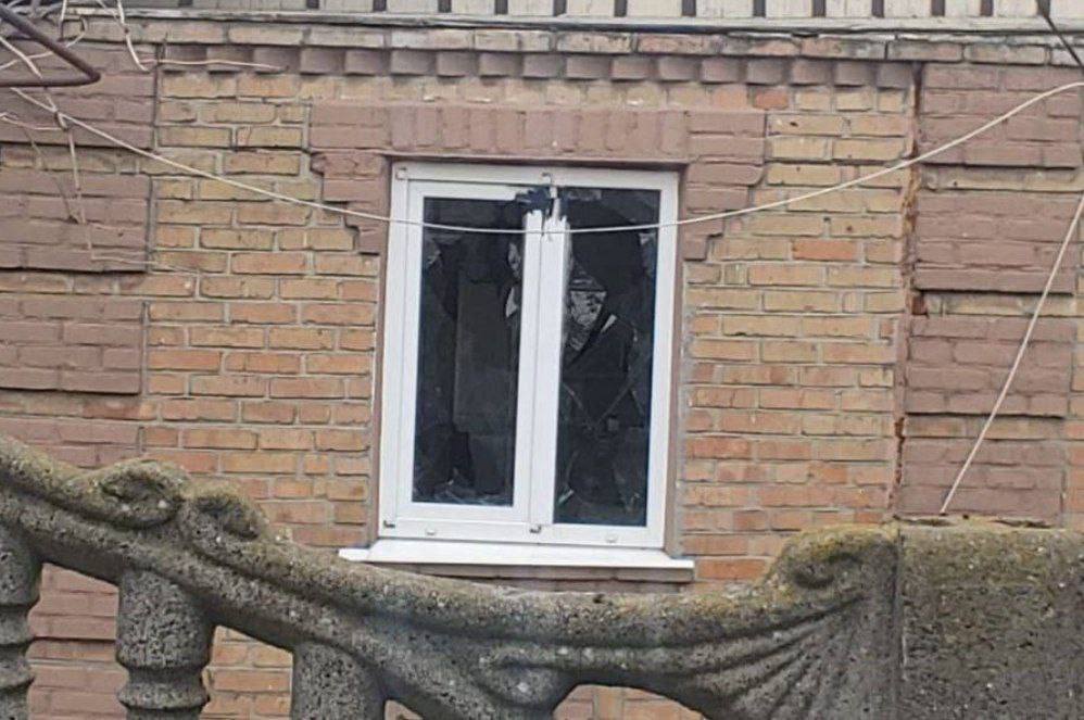 Вибуховою хвилею вибило шибку у будинку