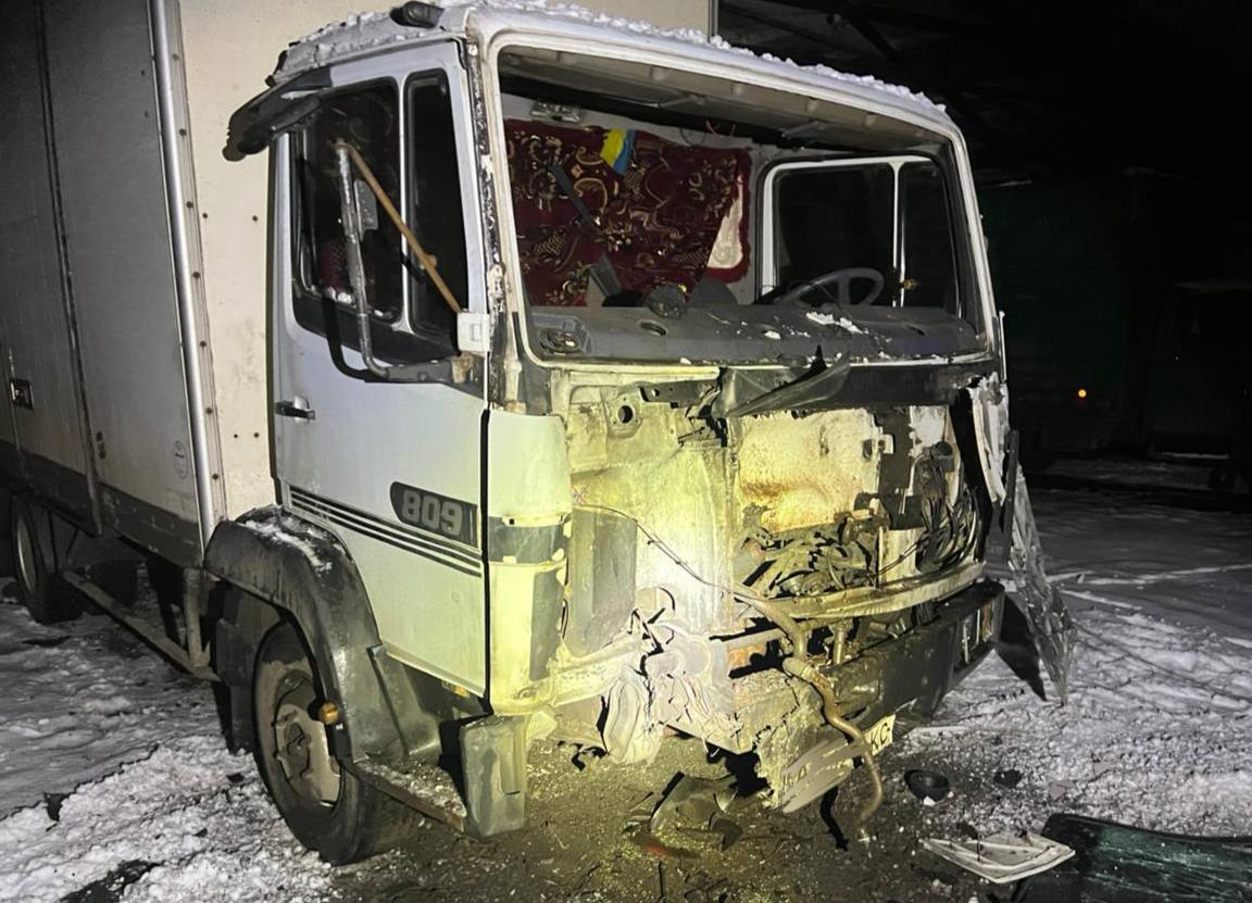 Пошкоджена внаслідок обстрілу вантажівка на Нікопольщині