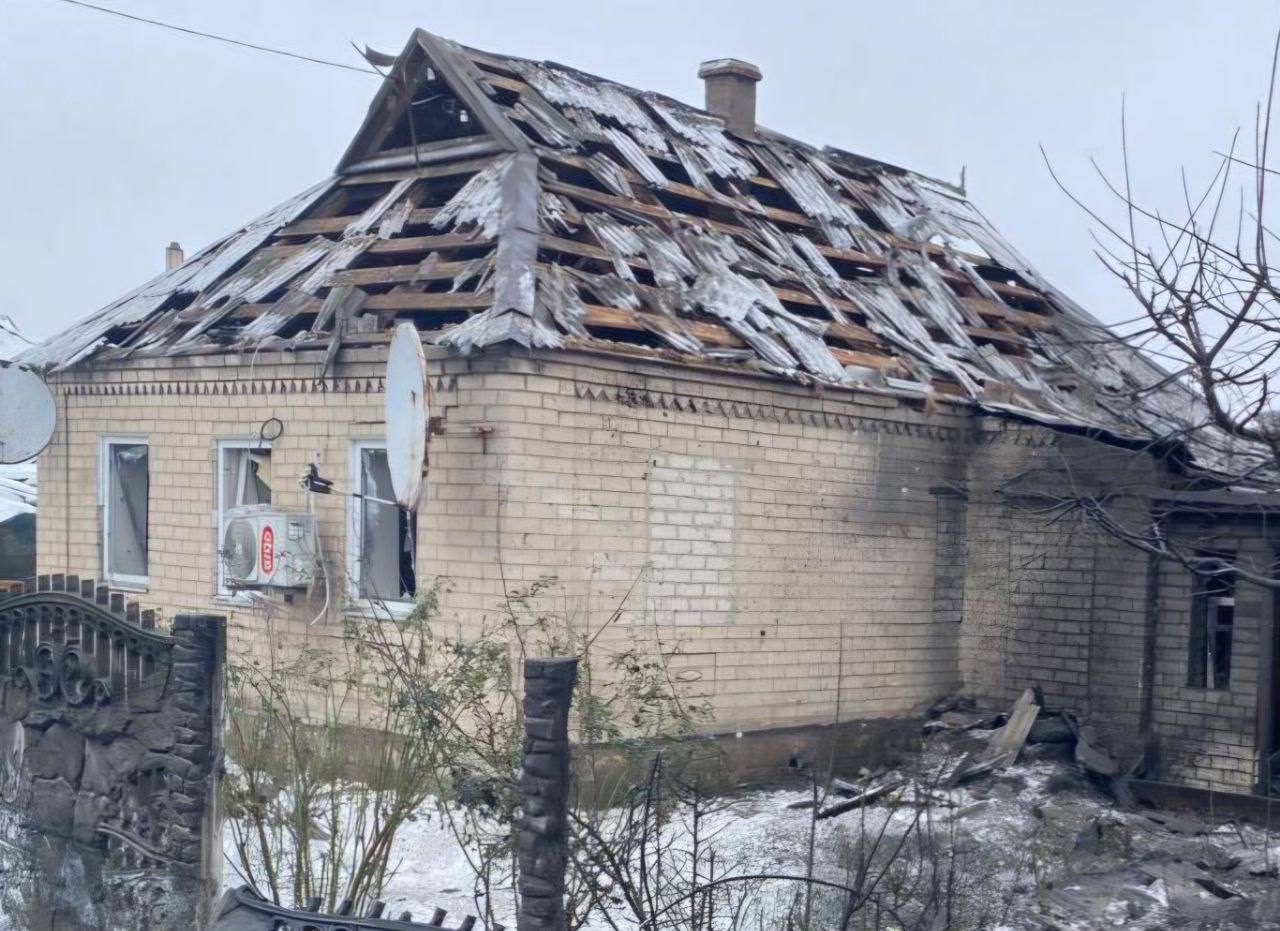 Приватна оселя з понівеченим дахом і вибитими шибками