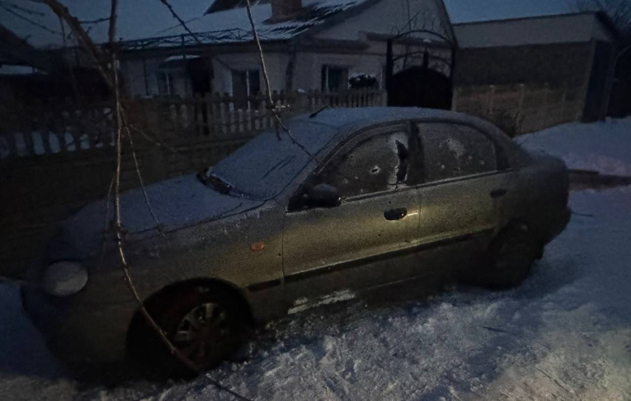 Автівка, побита внаслідок російського обстрілу