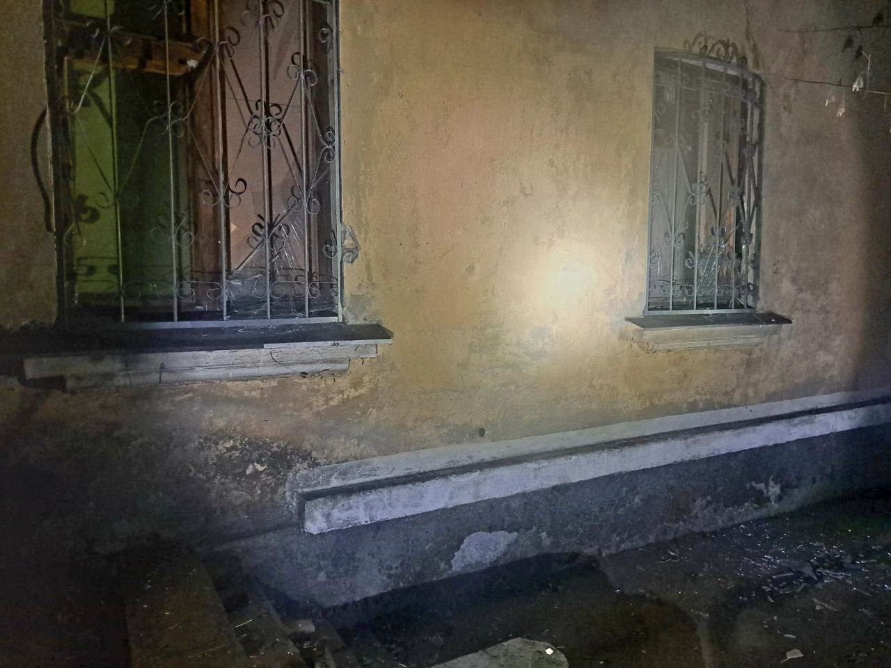 У будинку побиті вікна
