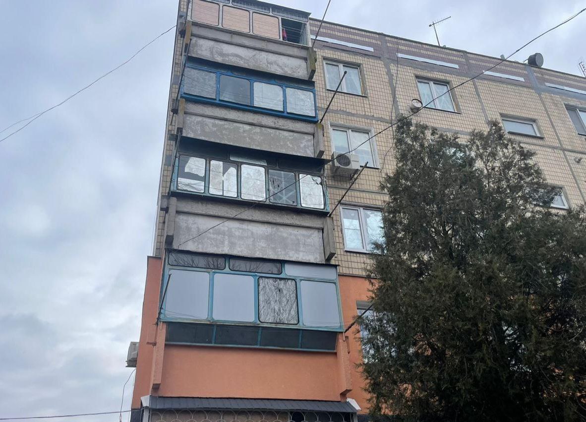 У багатоповерхівці на Нікопольщині побиті вікна