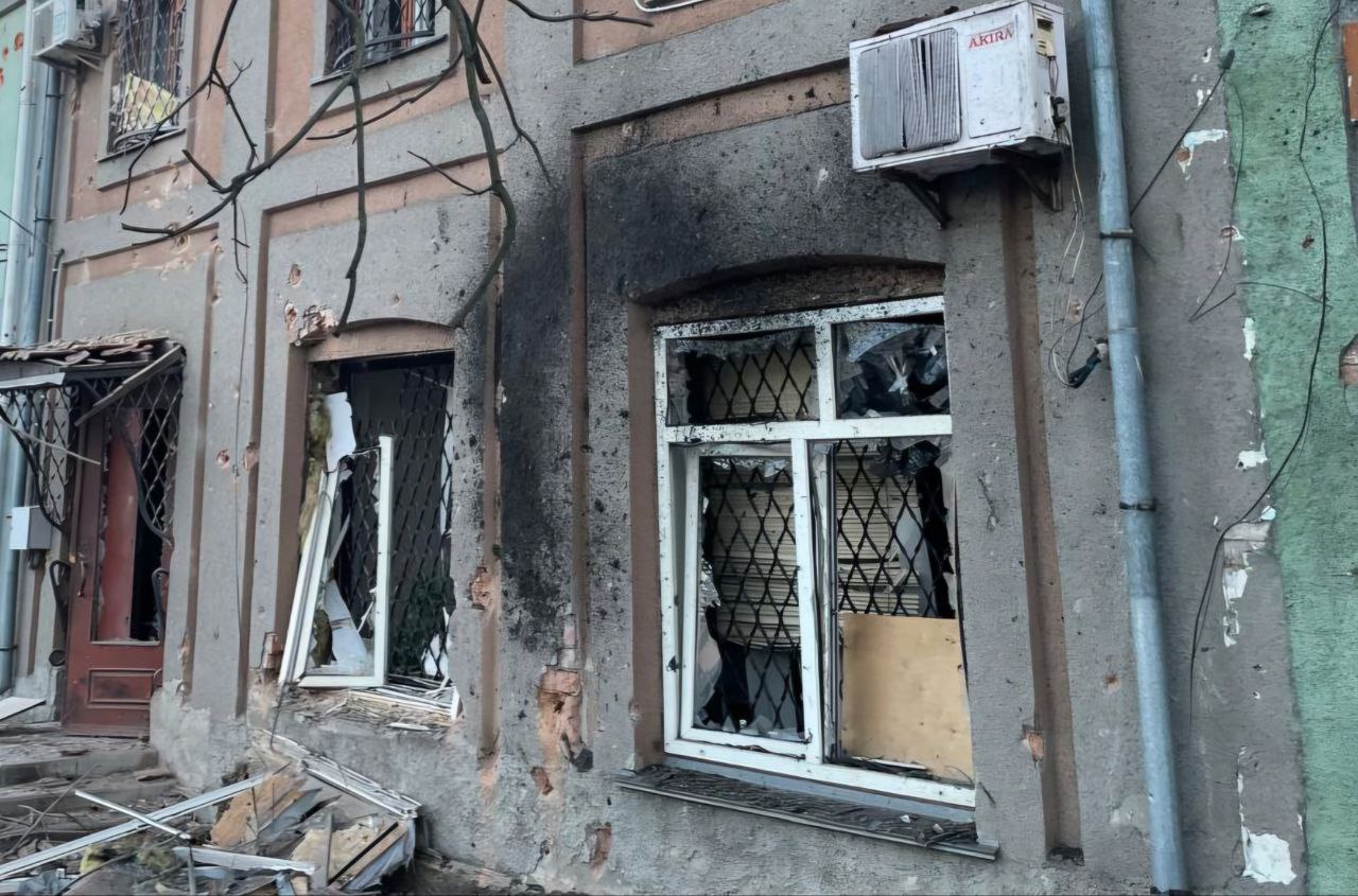 У будинку побиті вікна, випали рами, стіна - обвуглена