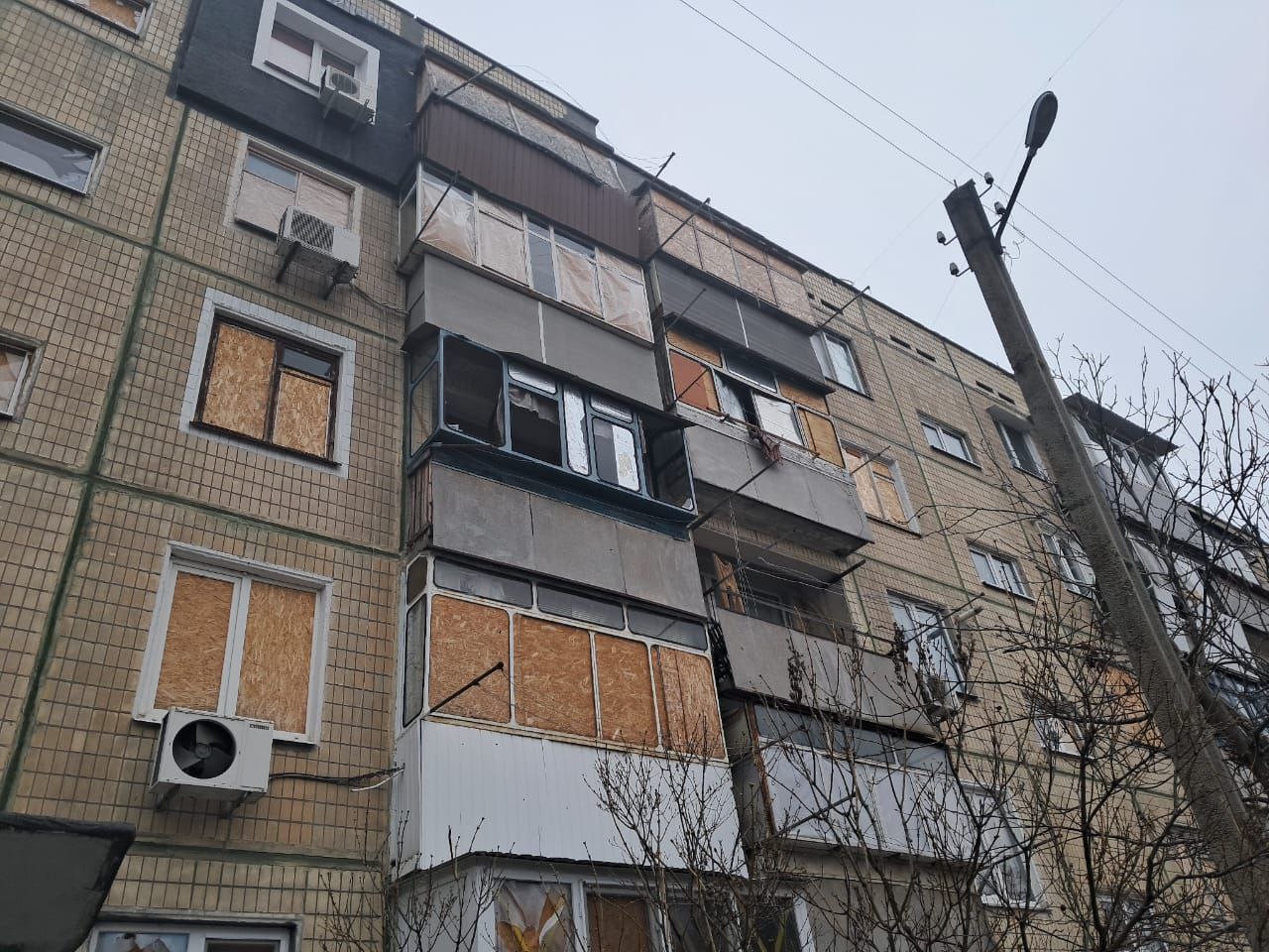 У багатоповерхівці - побиті вікна