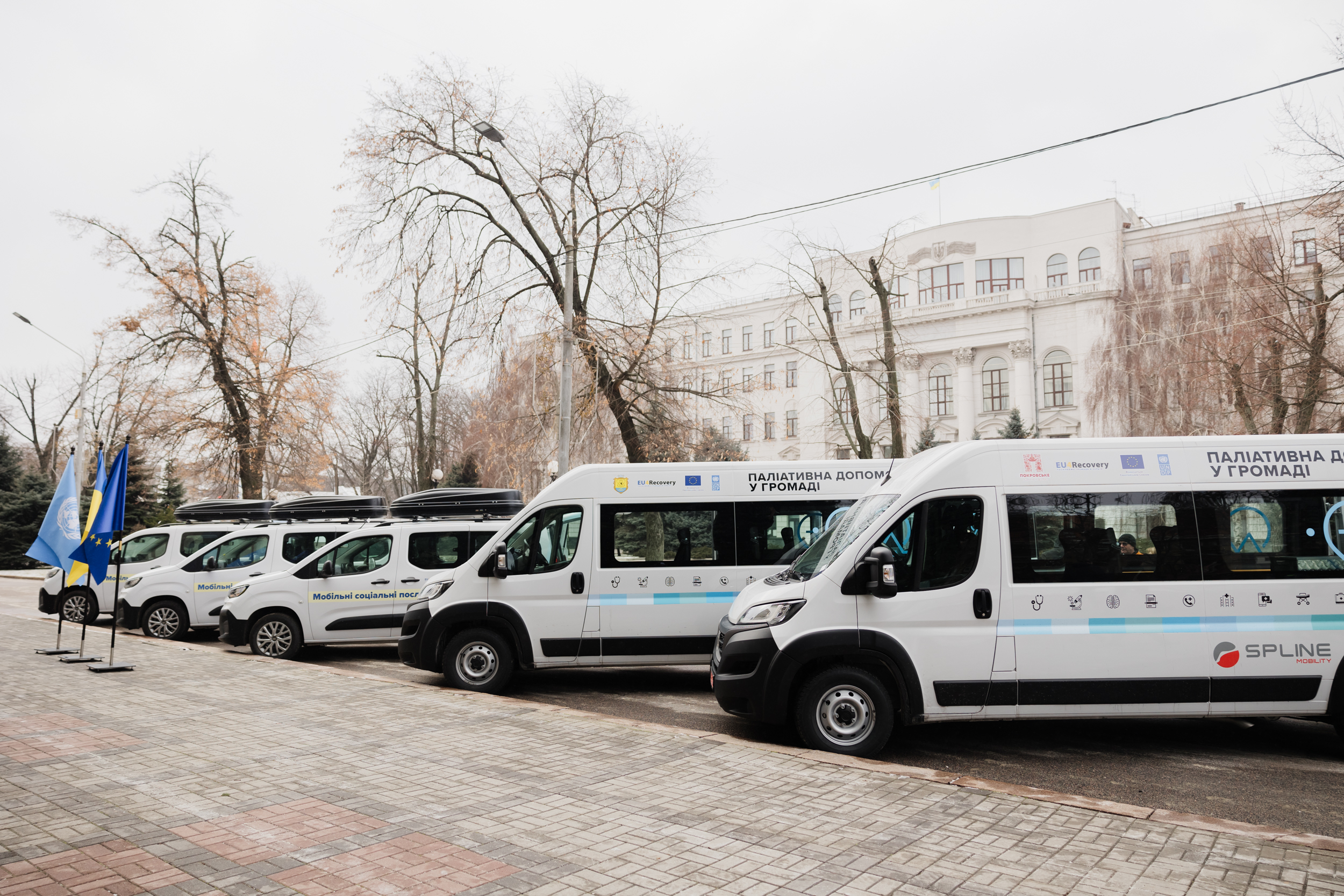 5 автівок розподілили між громадами Кам'янського, Криворізького та Синельниківського районів