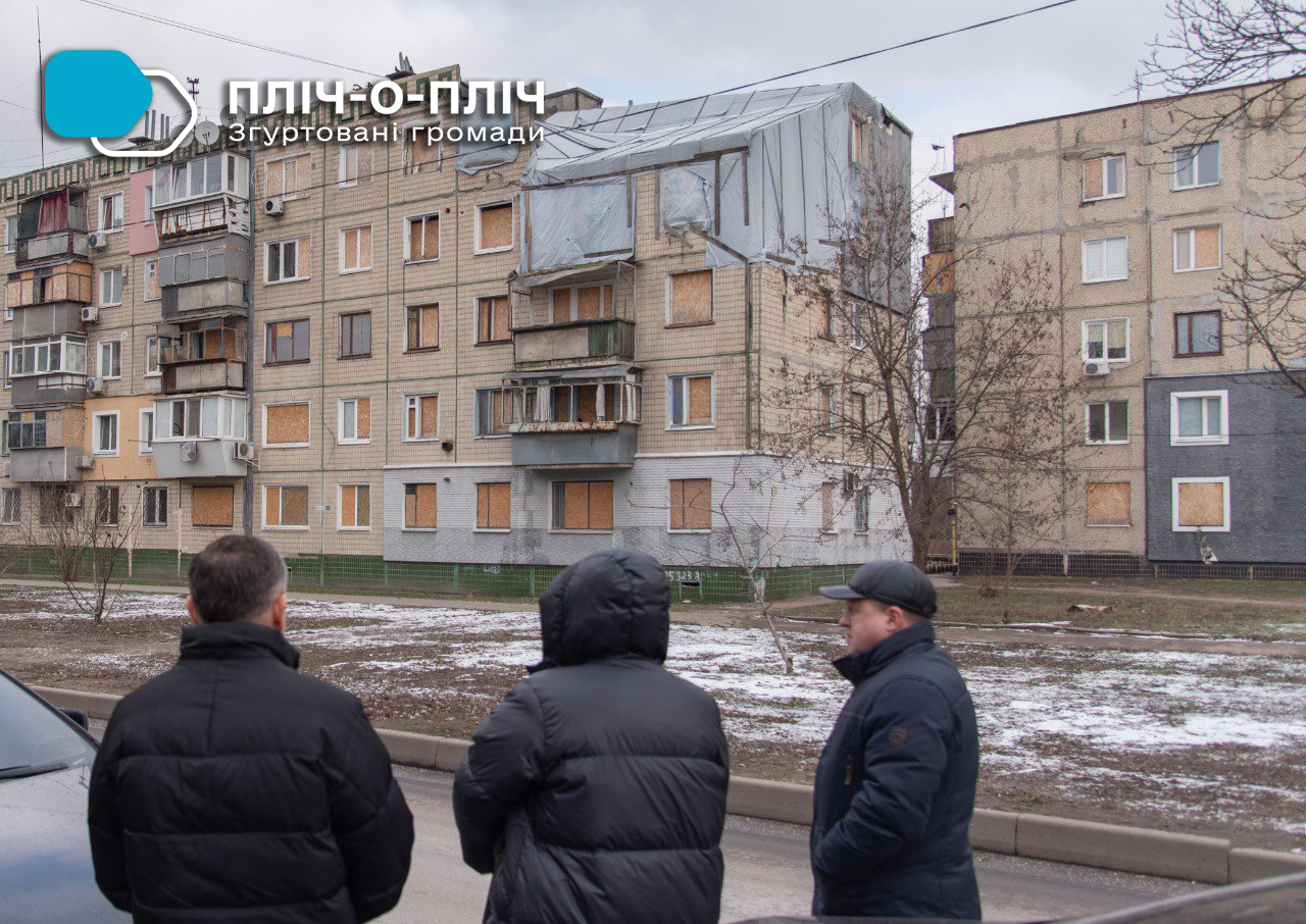 Учасники проєкту оглядають понівечену через ворожу атаку багатоповерхівку