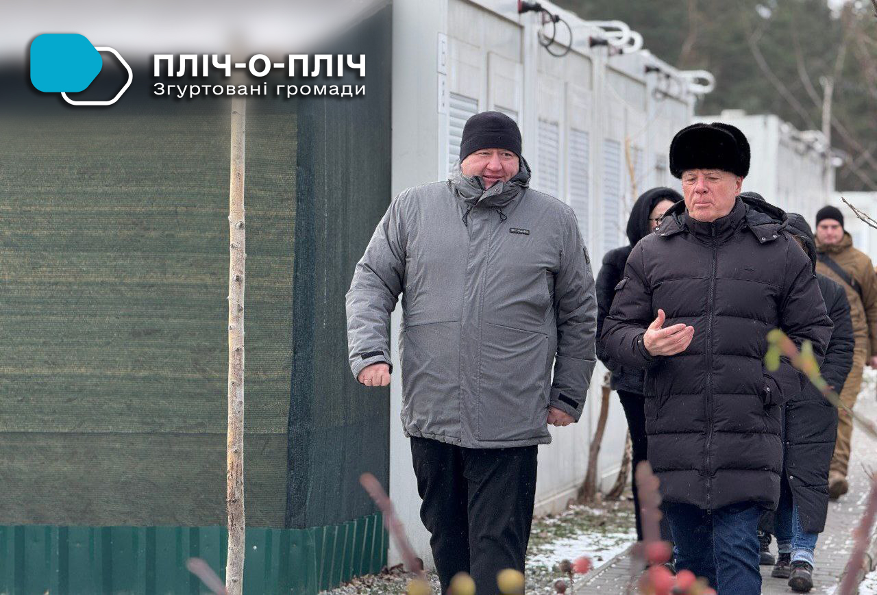Очільники Павлограда та Білої Церкви крокують по модульному містечку для переселенців