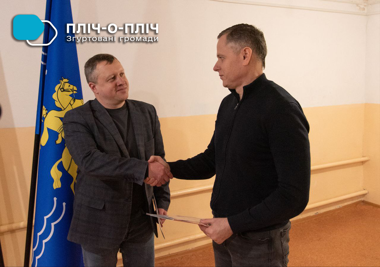 Начальник управління економічного розвитку Калуської міськради Юрій Соколовський і міський голова Нікополя Олександр Саюк тиснуть руки