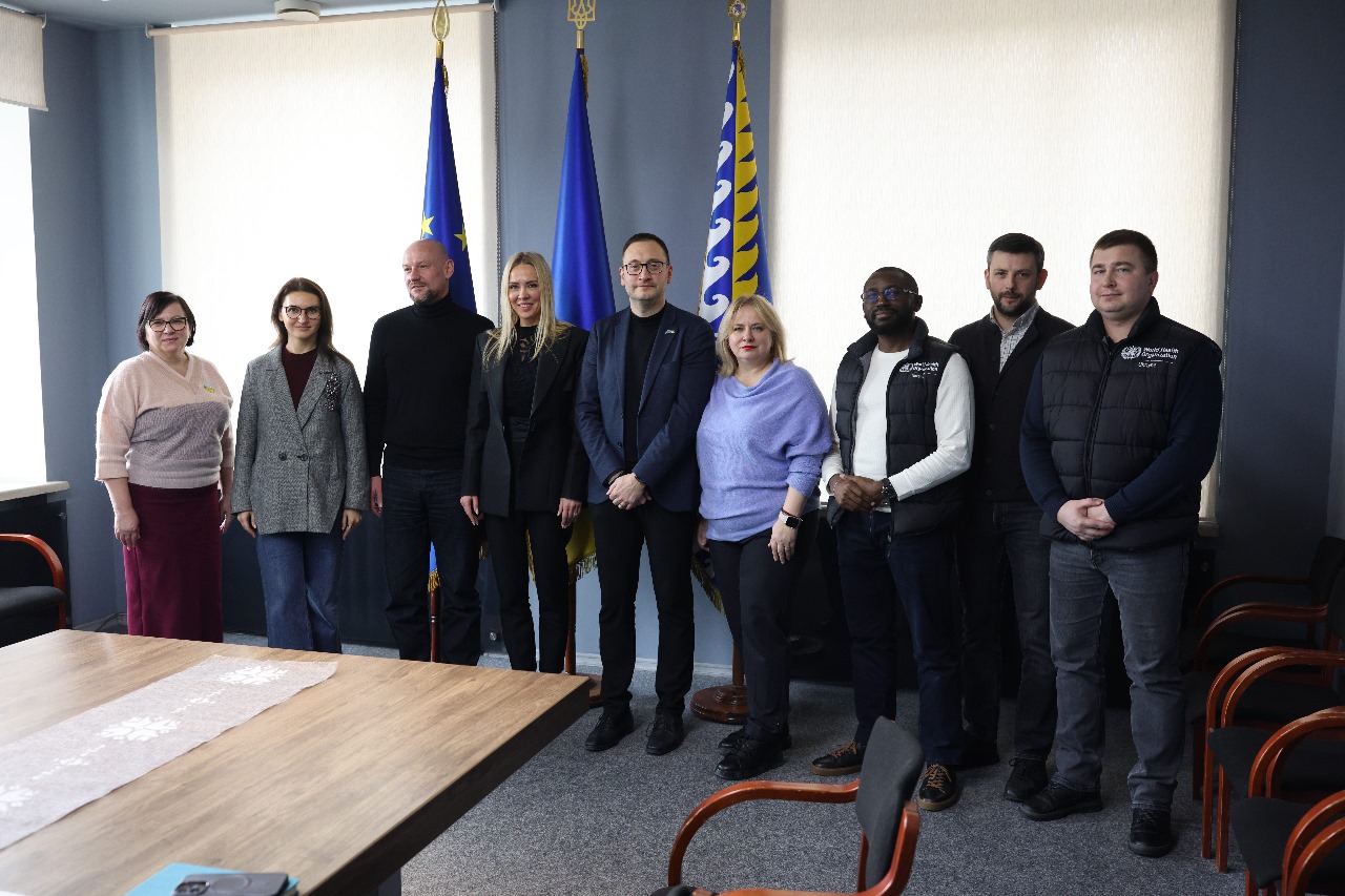 Загальне фото представників МОЗ, ОВА та делегації Бюро ВООЗ в Україні