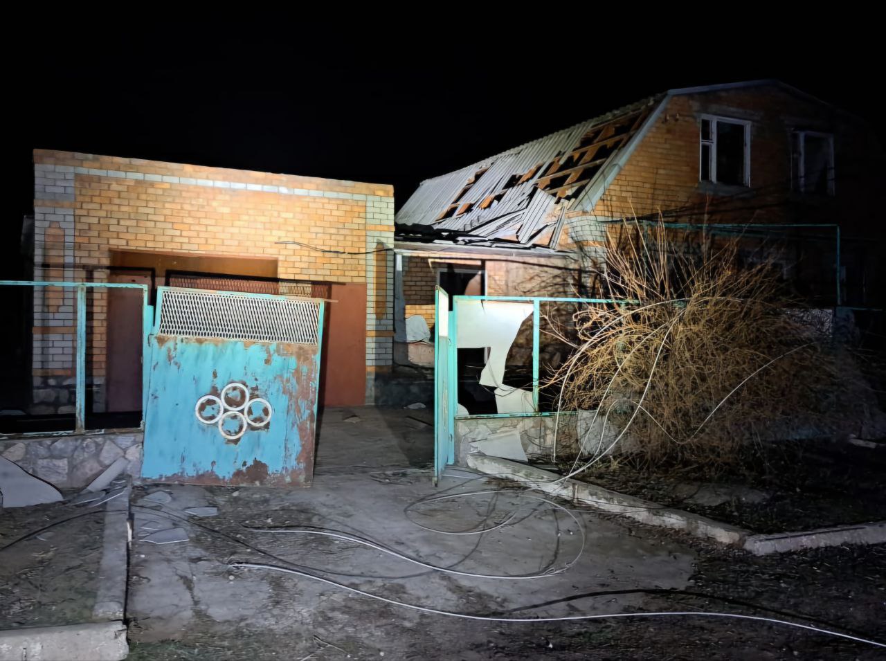 У приватному будинку на Нікопольщині понівечена покрівля, поряд - побитий забор. Обірвана лінія електропередач