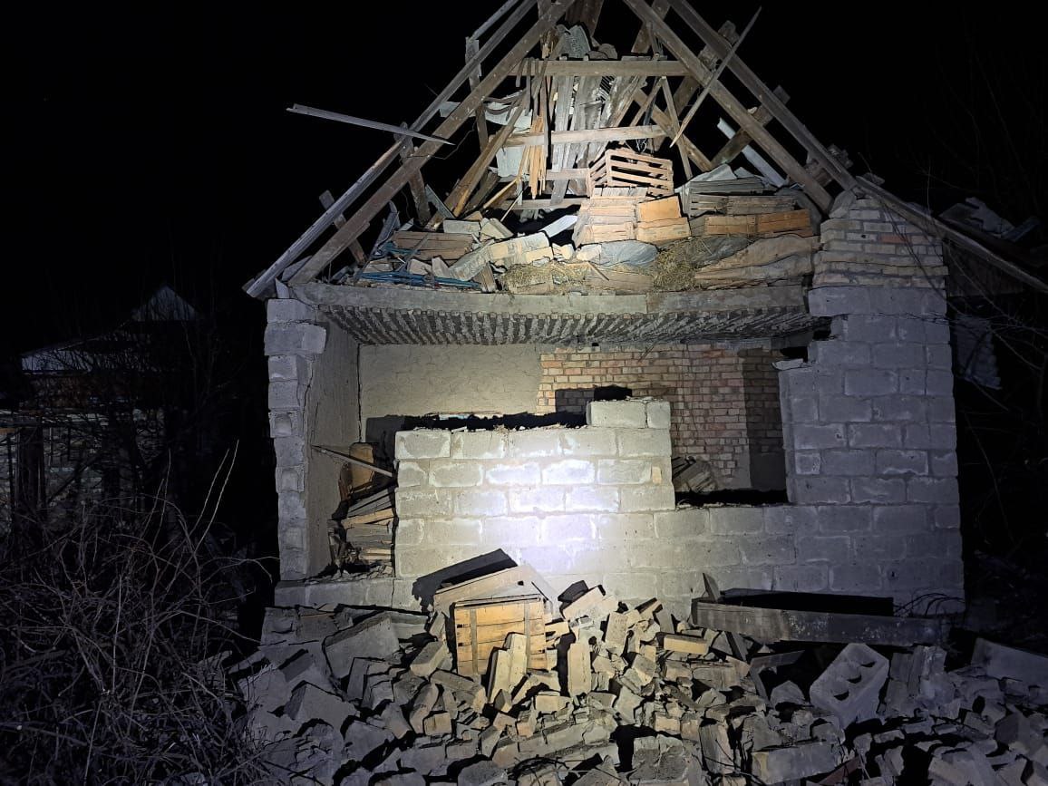 У будинку проломлена стіна, знищений дах