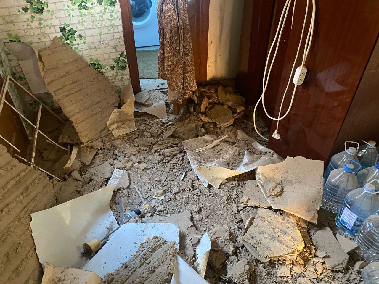 Кімната в уламках