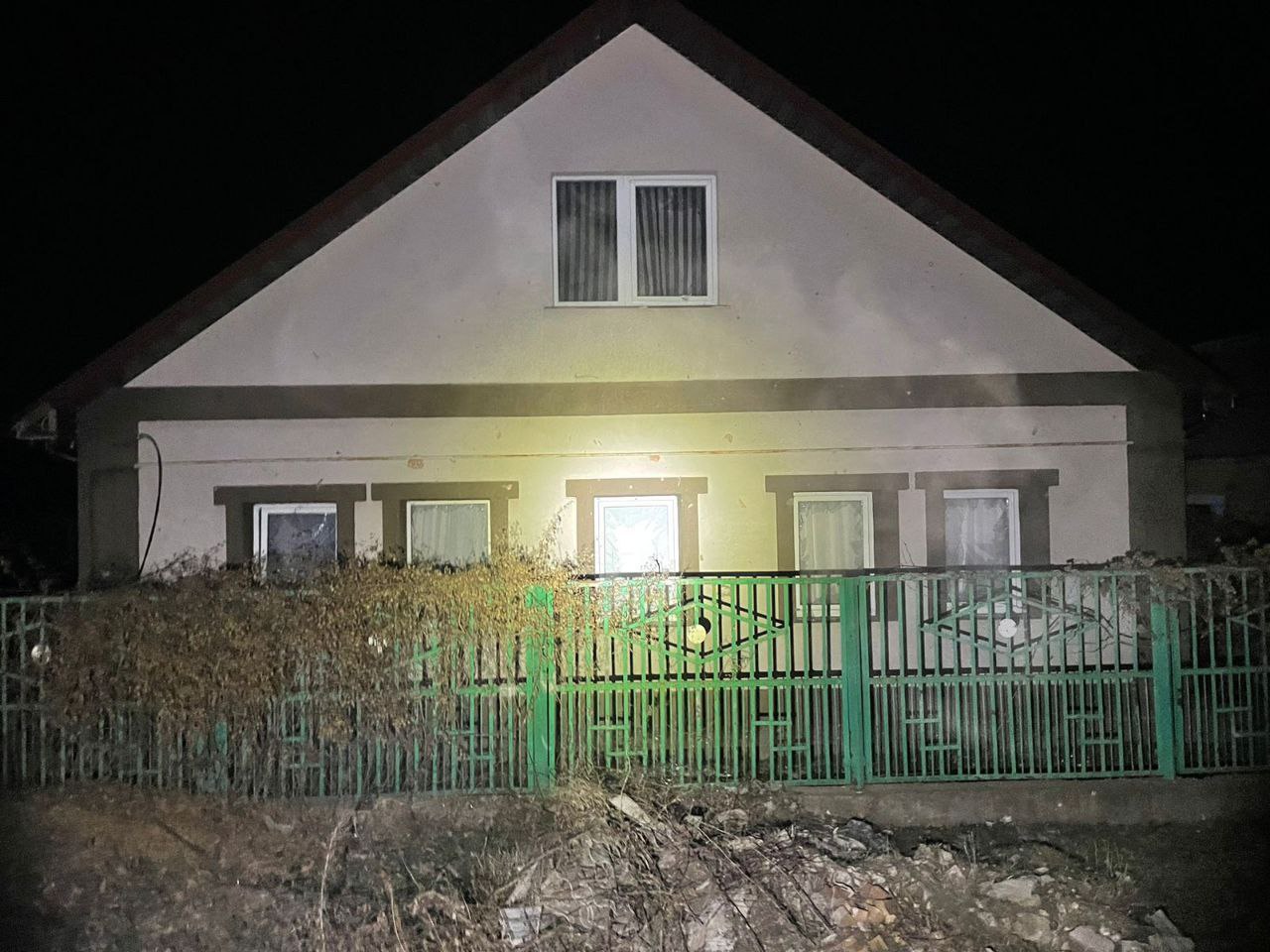 У приватному будинку побиті вікна