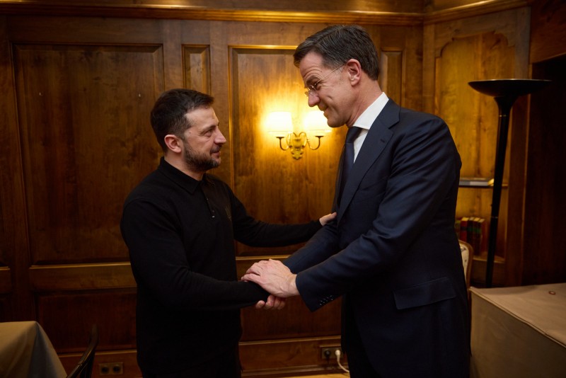 Президент України Володимир Зеленський вітається з Генеральним секретарем НАТО Марком Рютте.