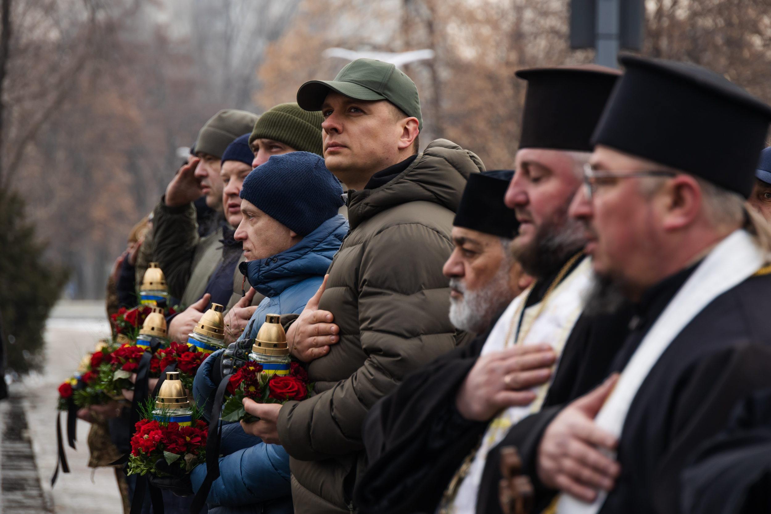 Учасники урочистої церемонії вшанування Героїв