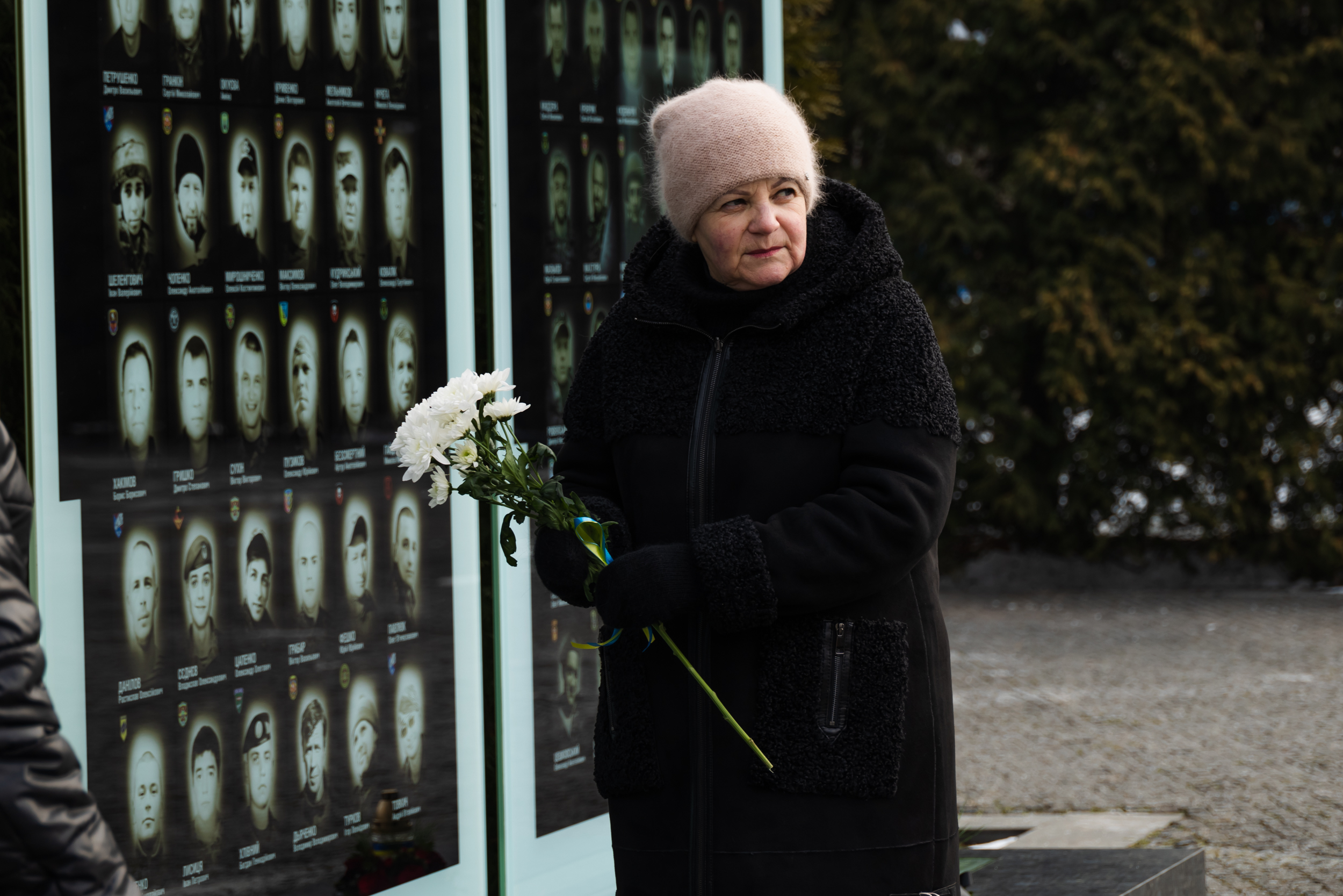 Жінка, яка прийшла покласти квіти