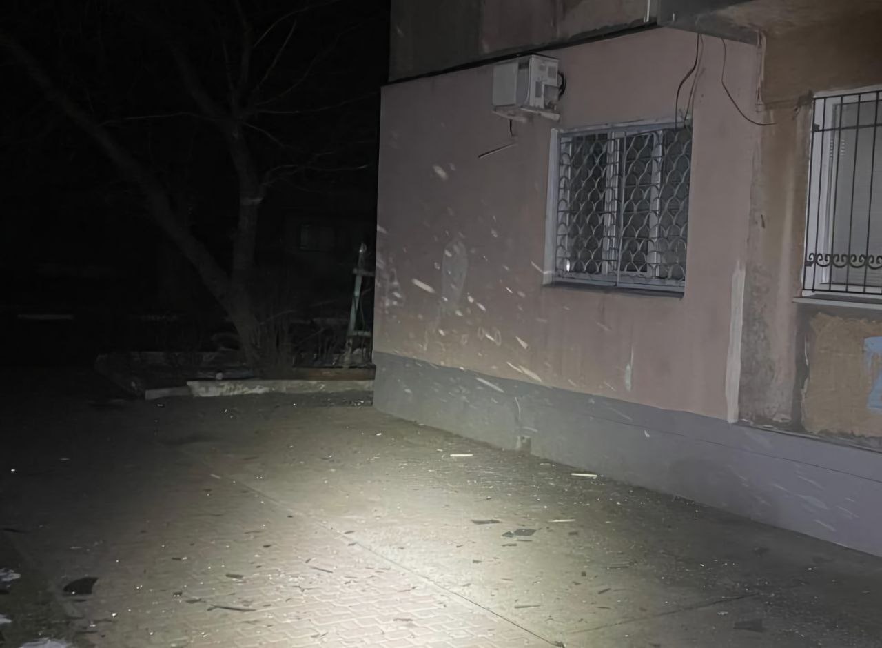 Поряд із будинком розбите скло