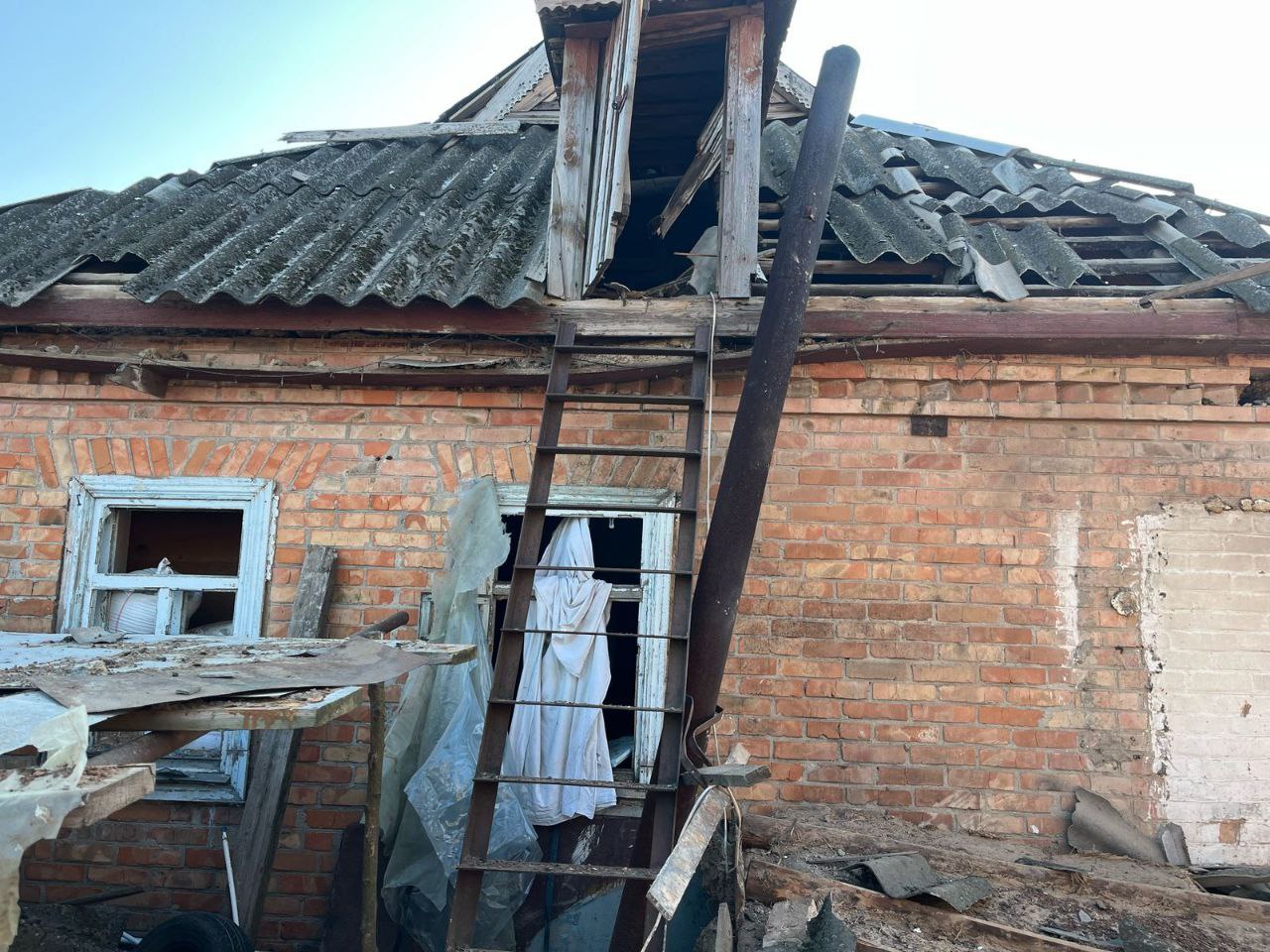 Побитий приватний будинок