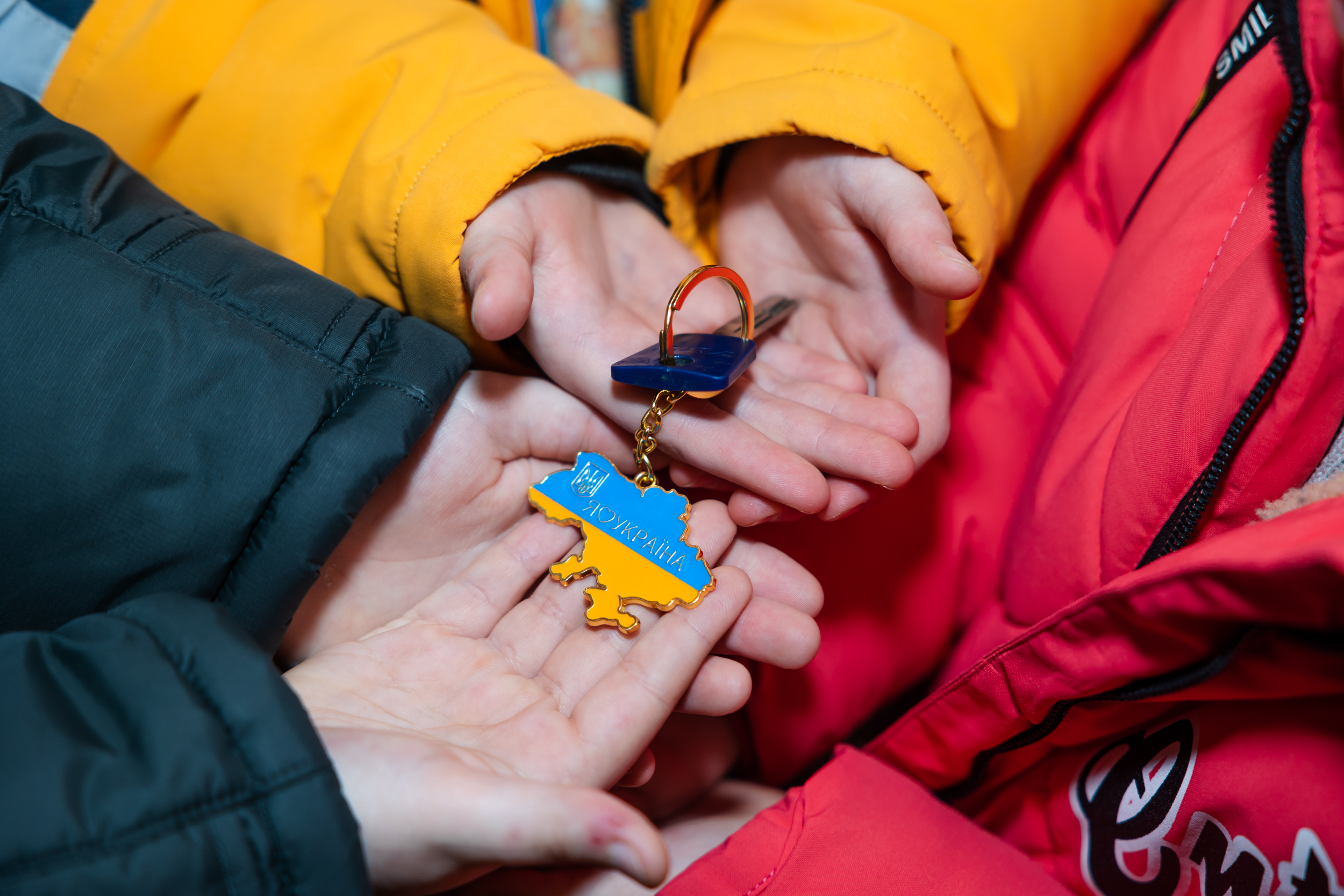 Діти тримають ключ від своєї нової оселі