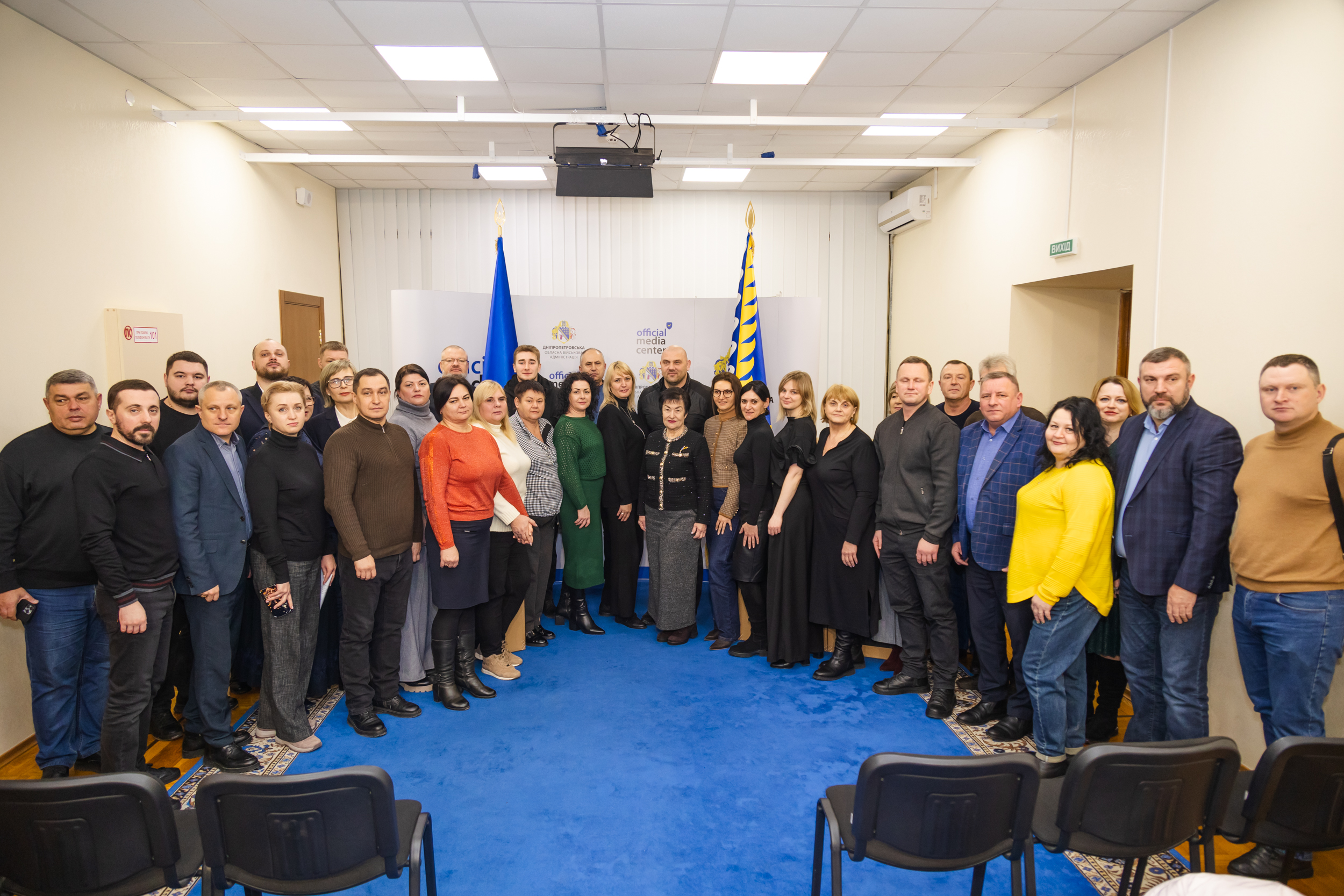 Спільне фото під час вручення зарядних станцій громадам