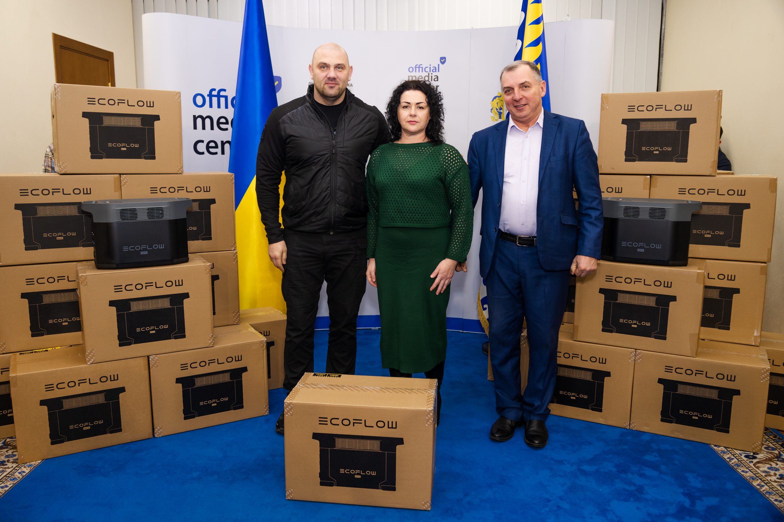 Очільник Дніпропетровщини Сергій Лисак передає представникам громад альтернативні засоби живлення