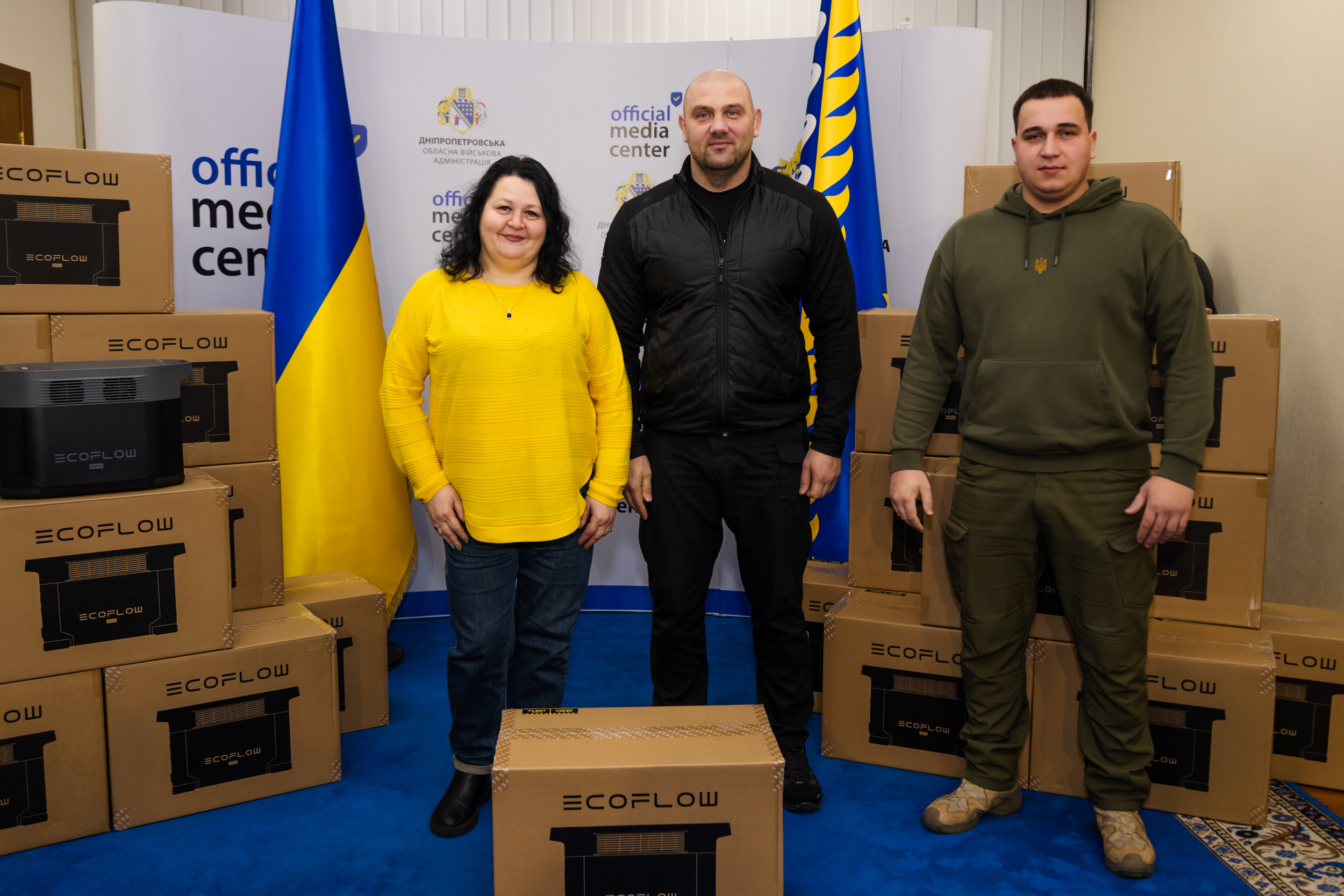  Очільник Дніпропетровщини Сергій Лисак передає представникам громад альтернативні засоби живлення