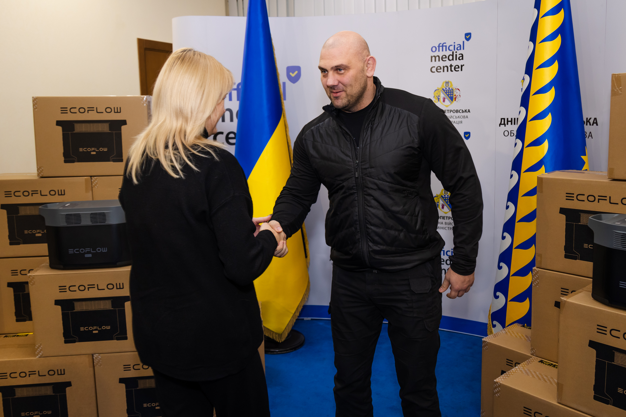 Очільник Дніпропетровщини Сергій Лисак вручає альтернативні засоби живлення