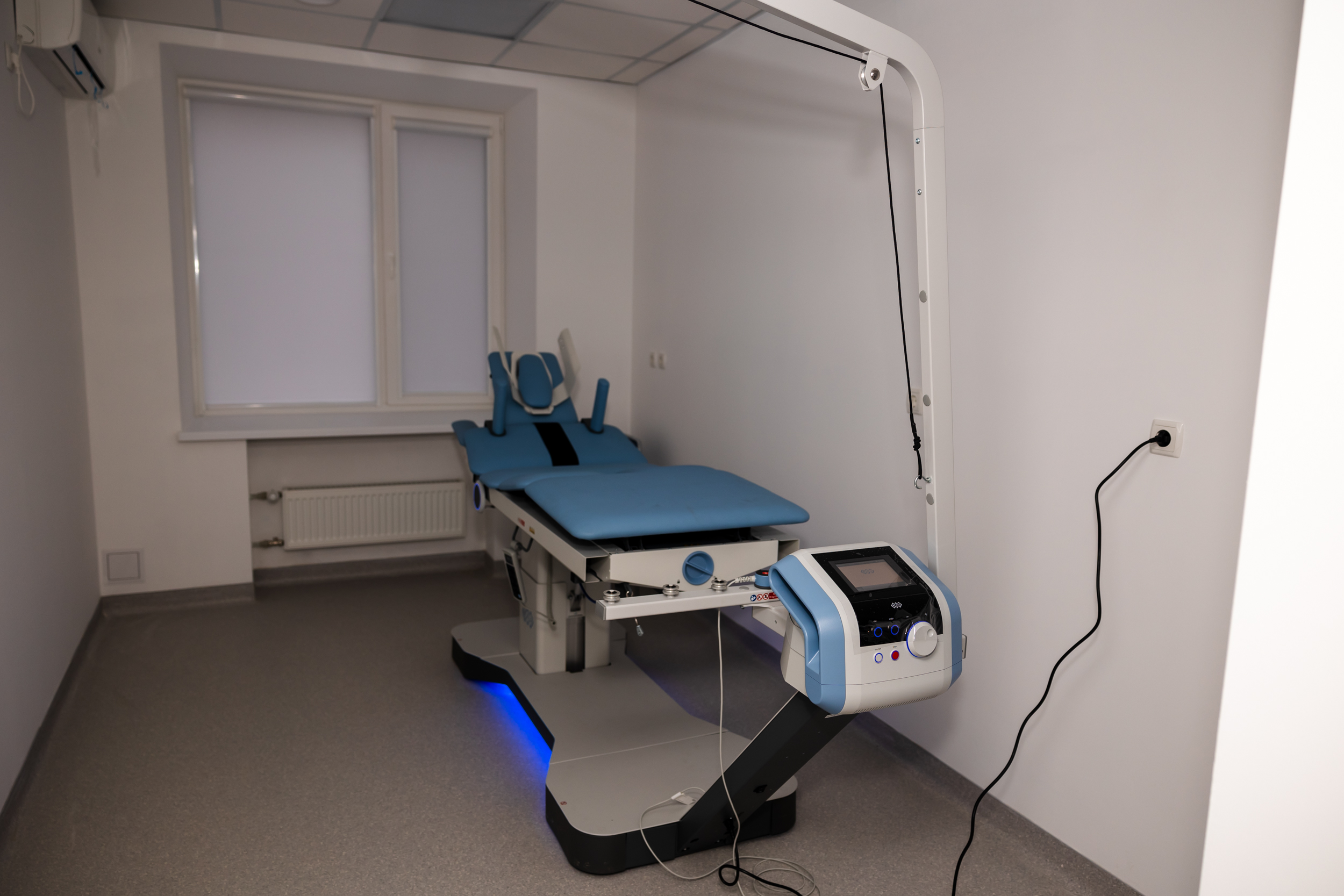 Є три підрозділи. Фізичної та апаратної фізіотерапії та когнітивної і психотерапевтичної реабілітації