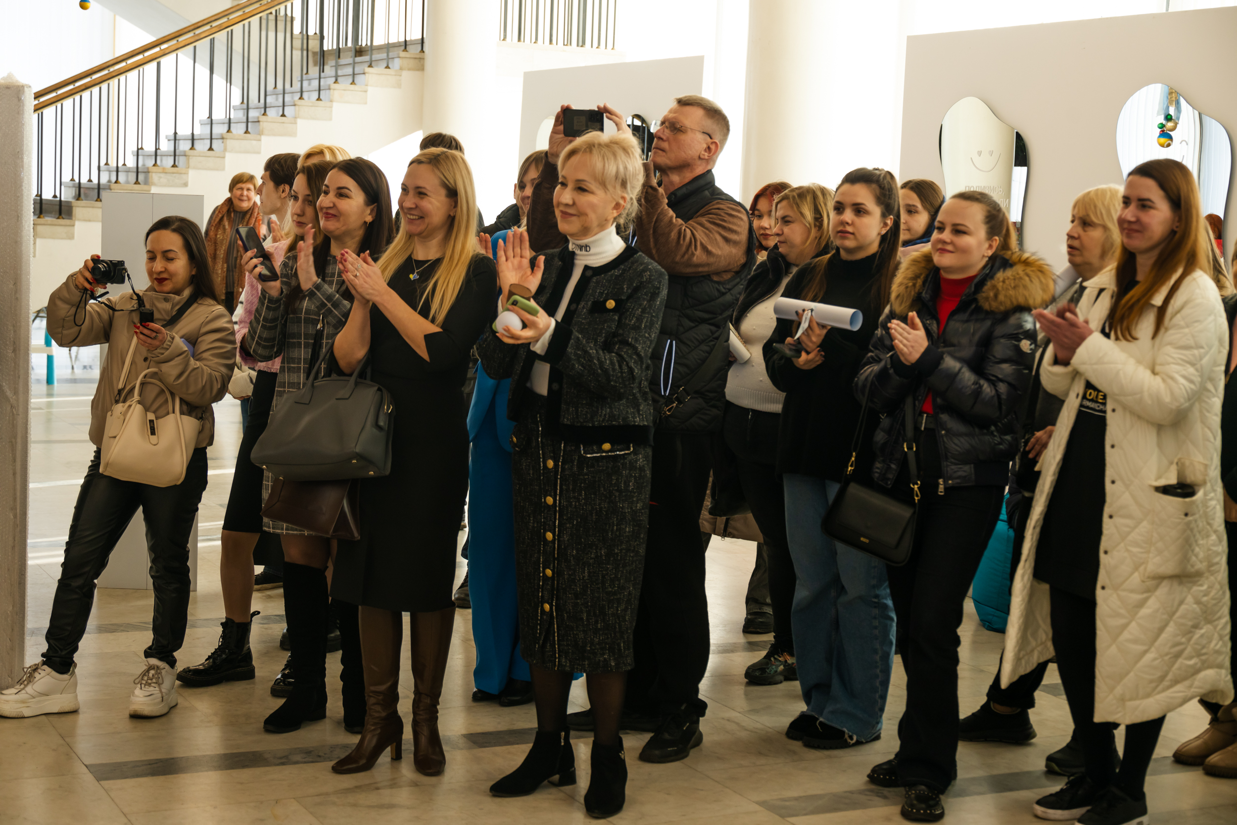  Відвідувачі виставки під час екскурсії експозицією
