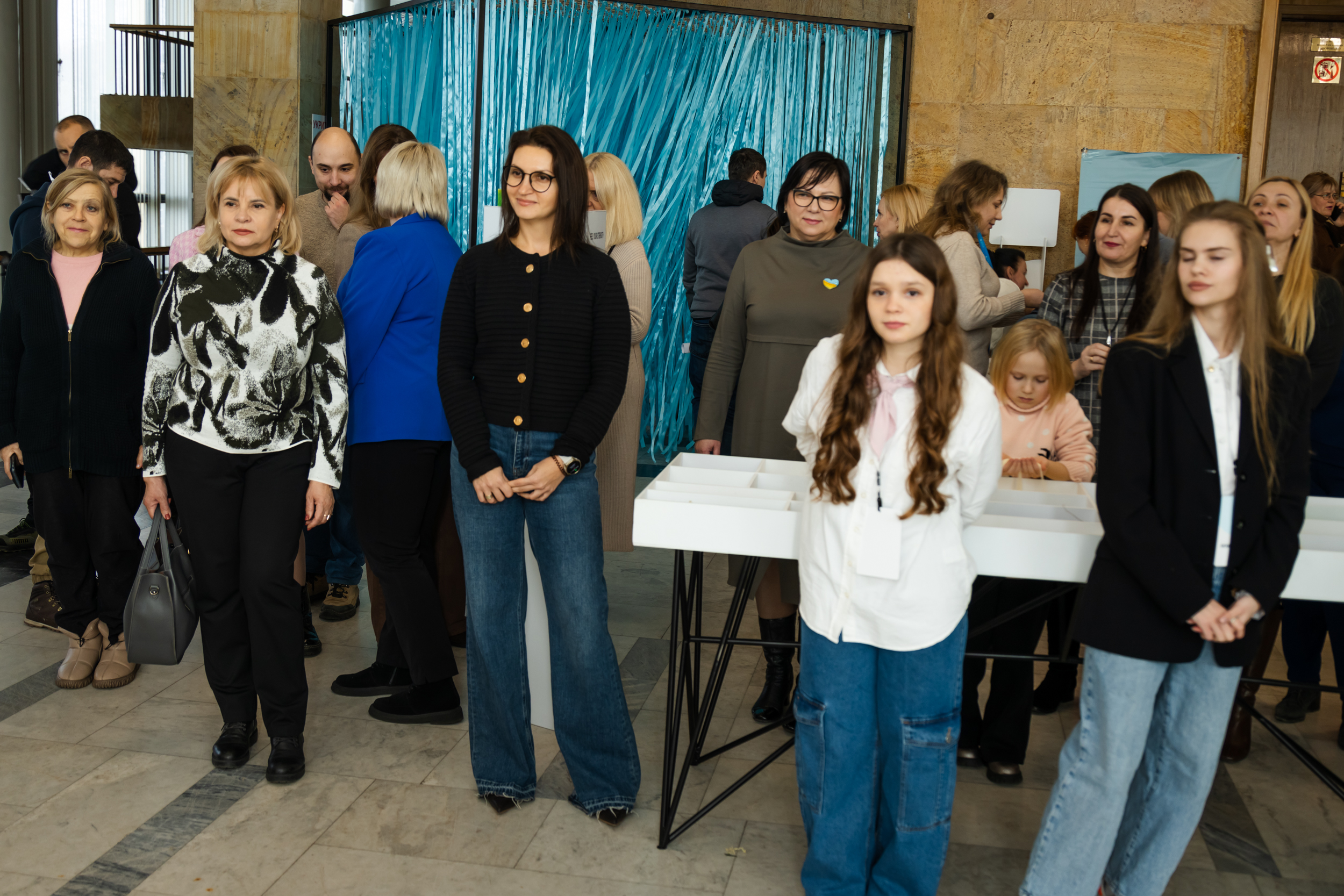 Учасники виставки роздивляються експозицію