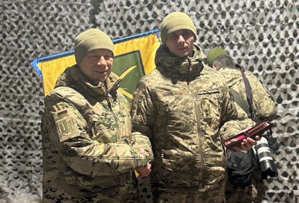 Олександр Сирський та Антон Болюта тиснуть руки