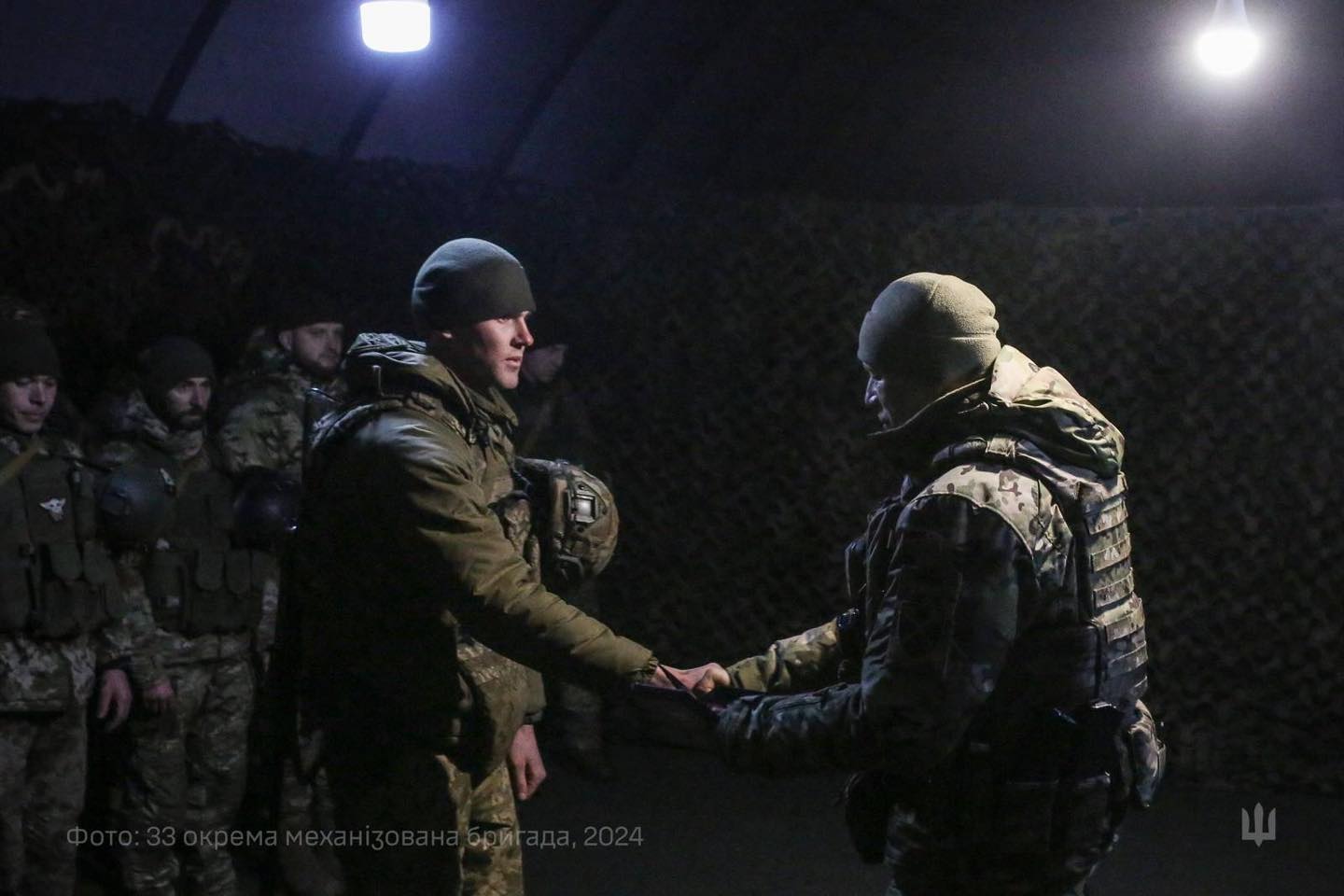 Олександр Сирський  вручає нагороду Сергію Зарембі