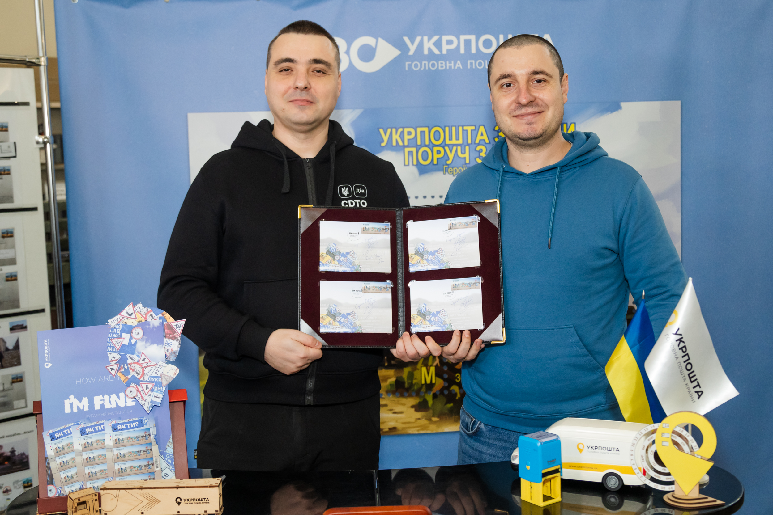 Заступник начальника Дніпропетровської ОВА Іван Начовний і директор з розвитку мережі АТ «Укрпошта» в Дніпровському регіоні Станіслав Генюш