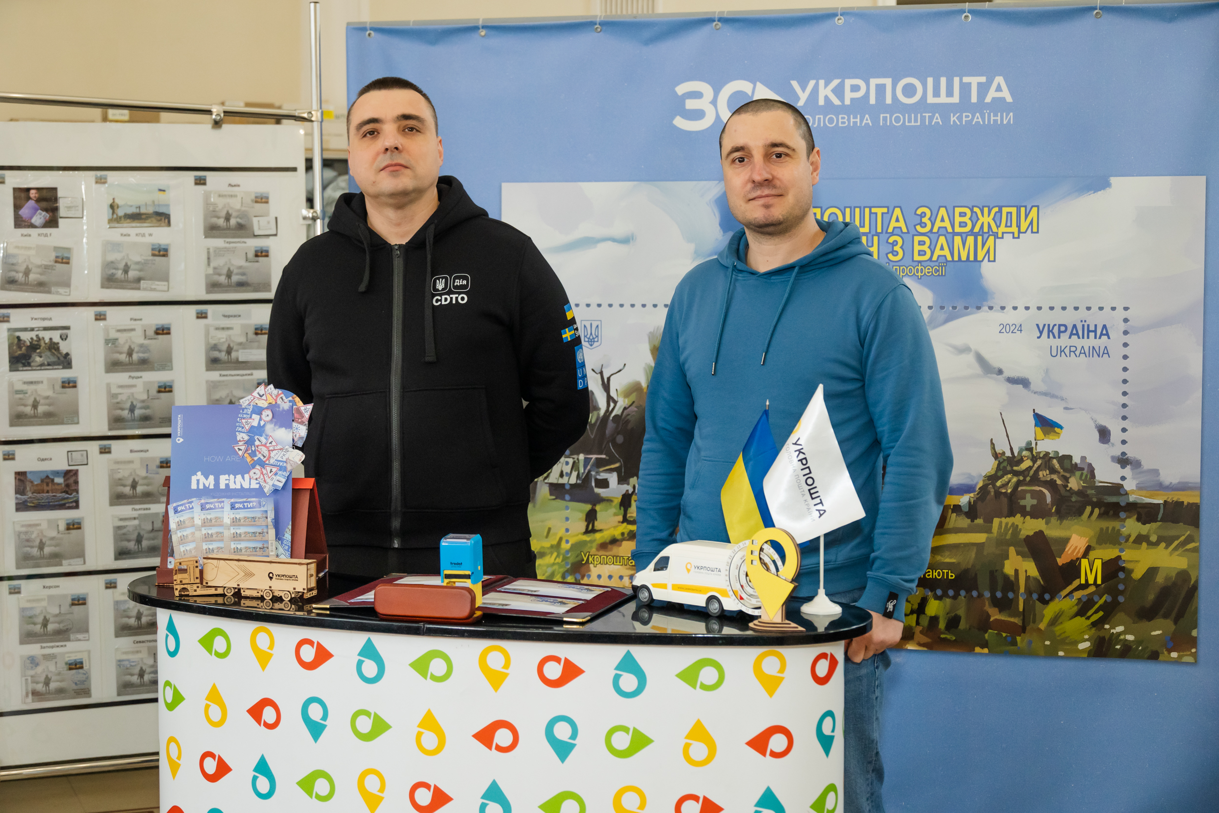 Заступник начальника Дніпропетровської ОВА Іван Начовний і директор з розвитку мережі АТ «Укрпошта» в Дніпровському регіоні Станіслав Генюш