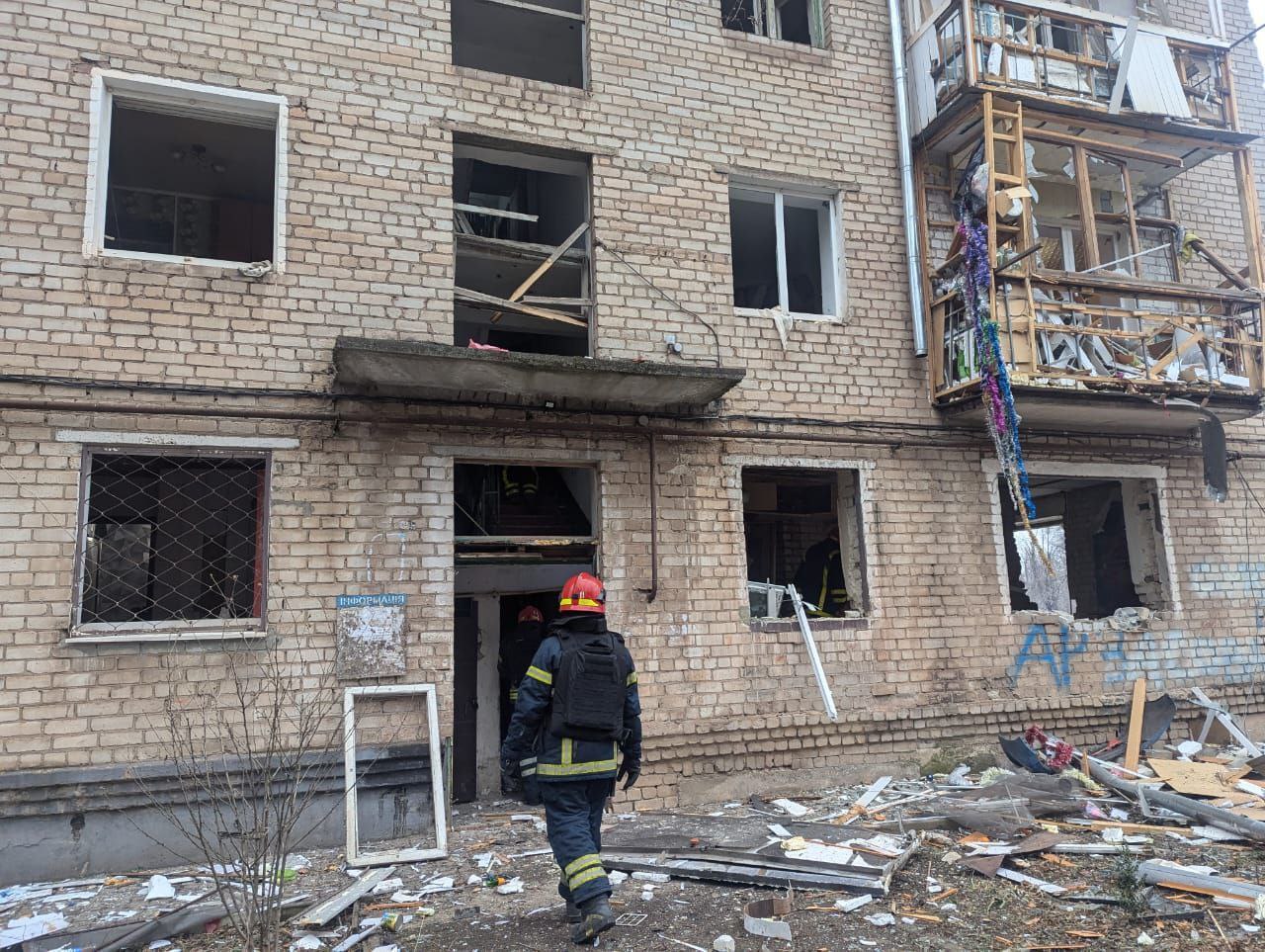 Рятувальник поряд з понівеченим будинком У Кривому Розі