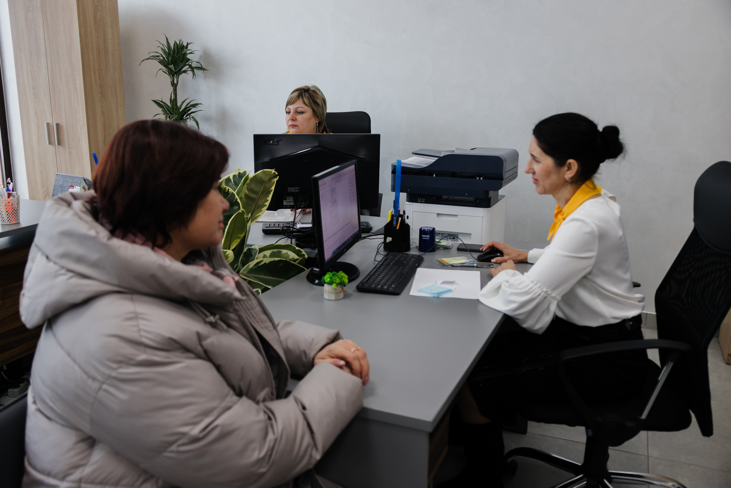 Адміністратор консультує перших відвідувачів
