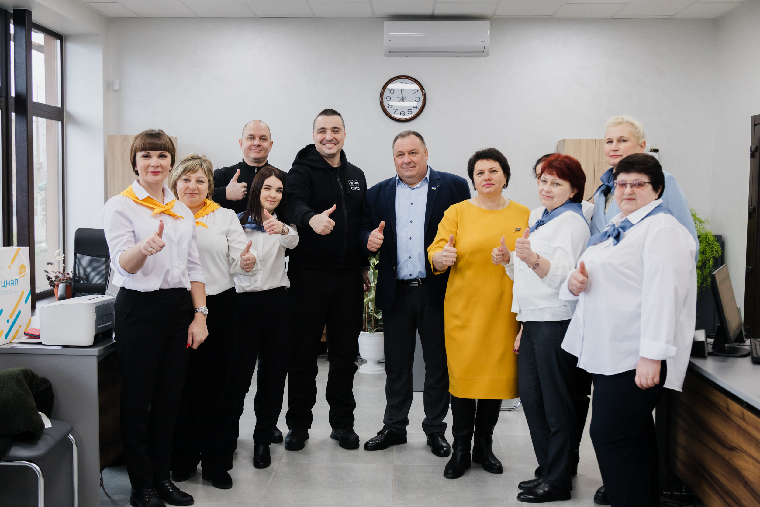 Спільне фото колективу з головою громади та заступником очільника області