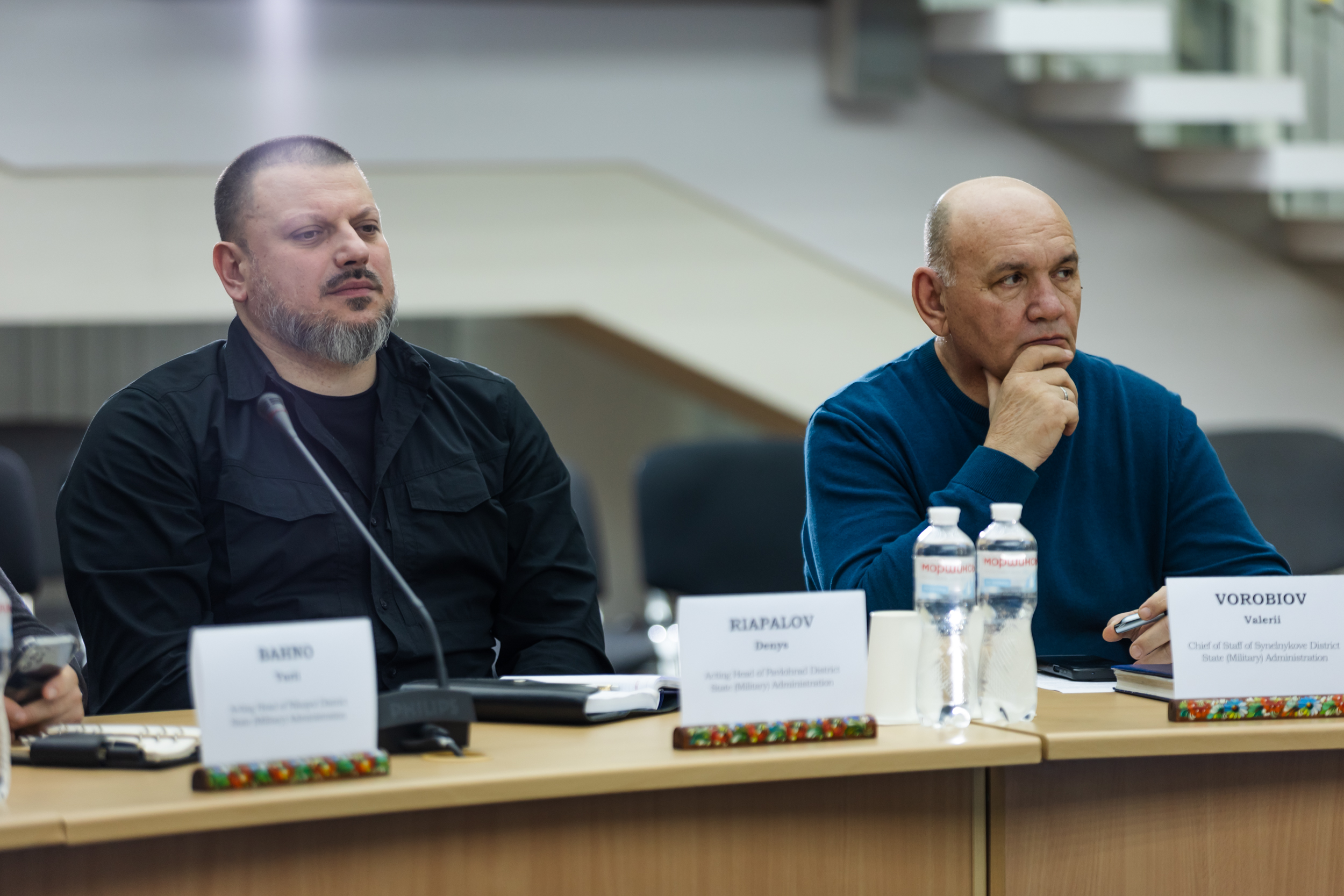 Учасники зустрічі уважно слухають спікерів