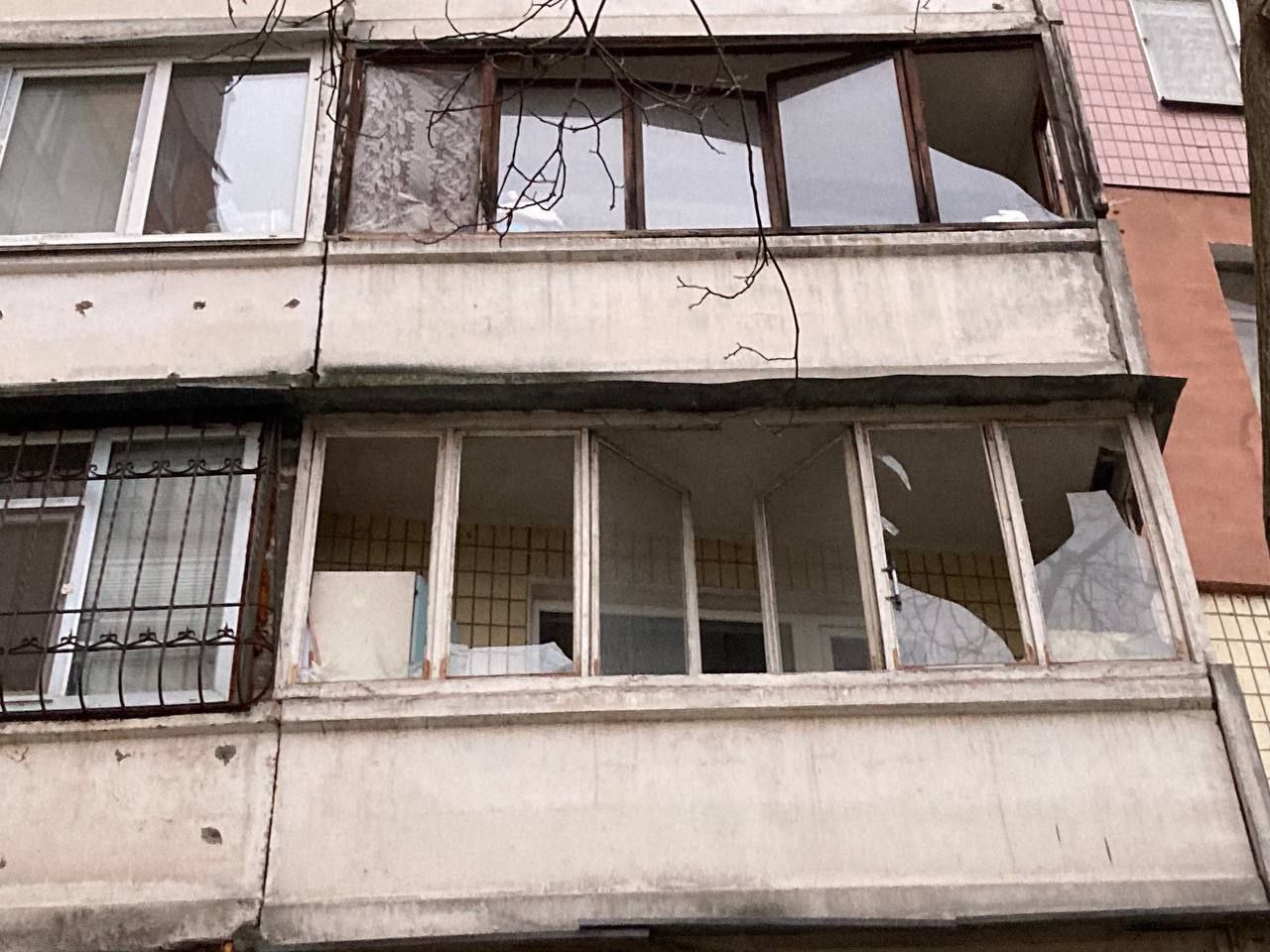 У дев'ятиповерхівці потрощені вікна