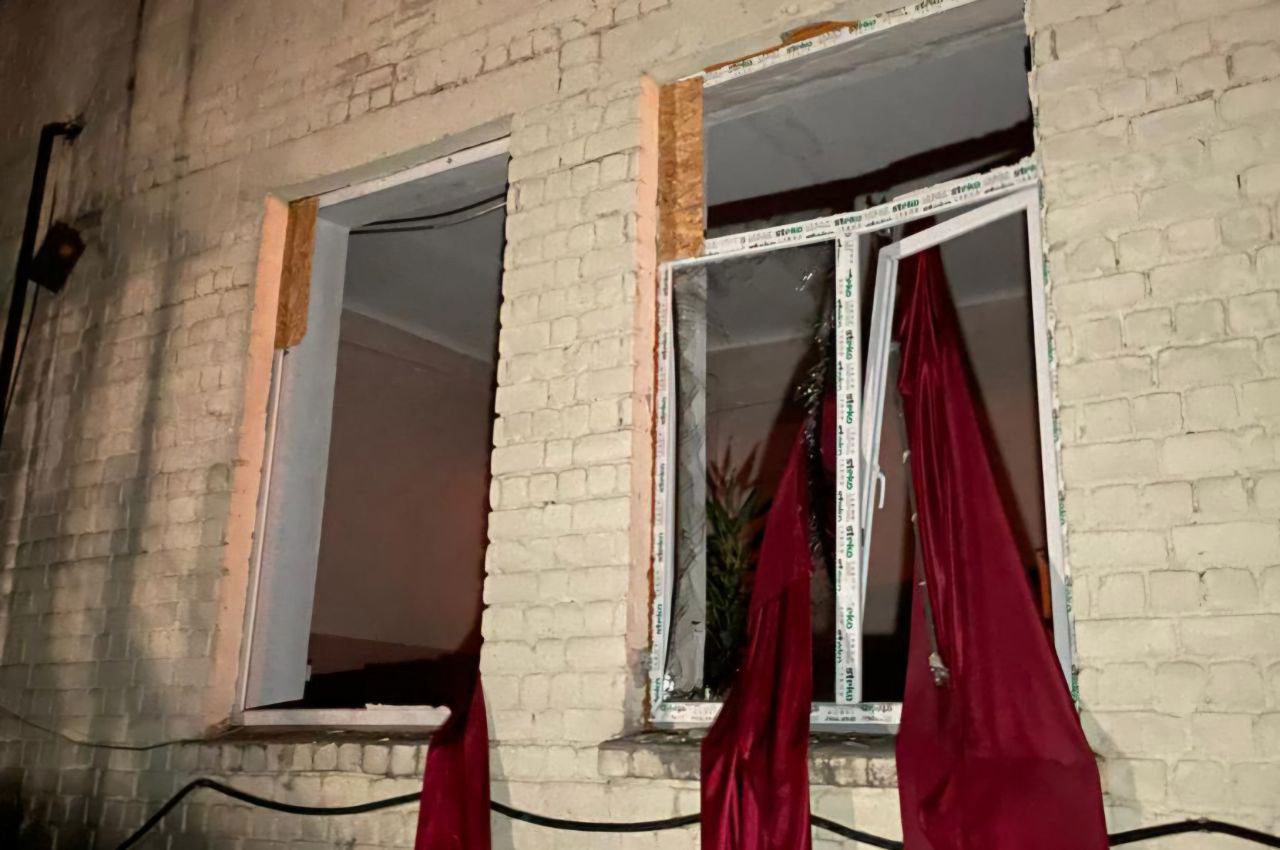 У будівлі вибиті вікна