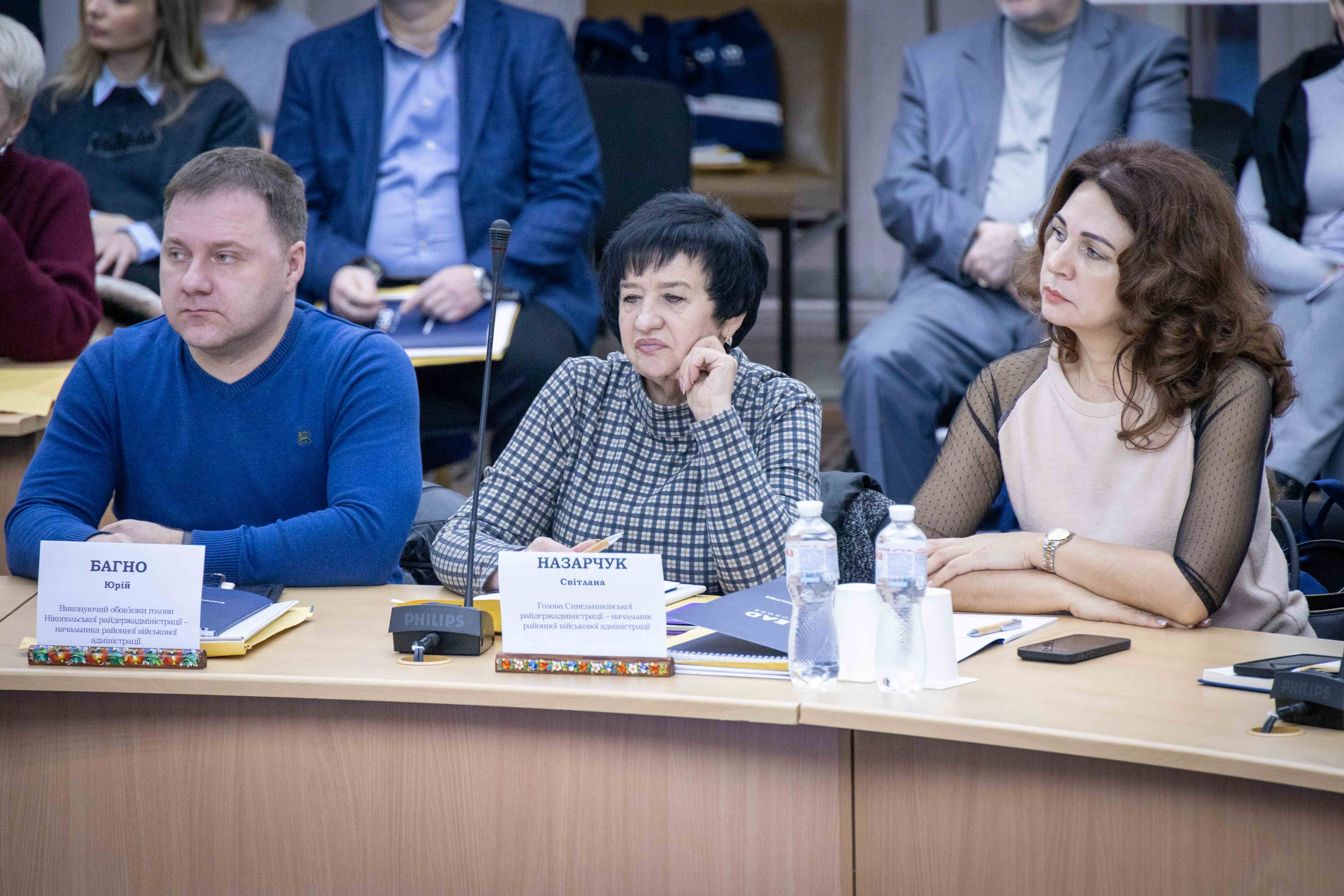 Учасники зустрічі слухають презентацію