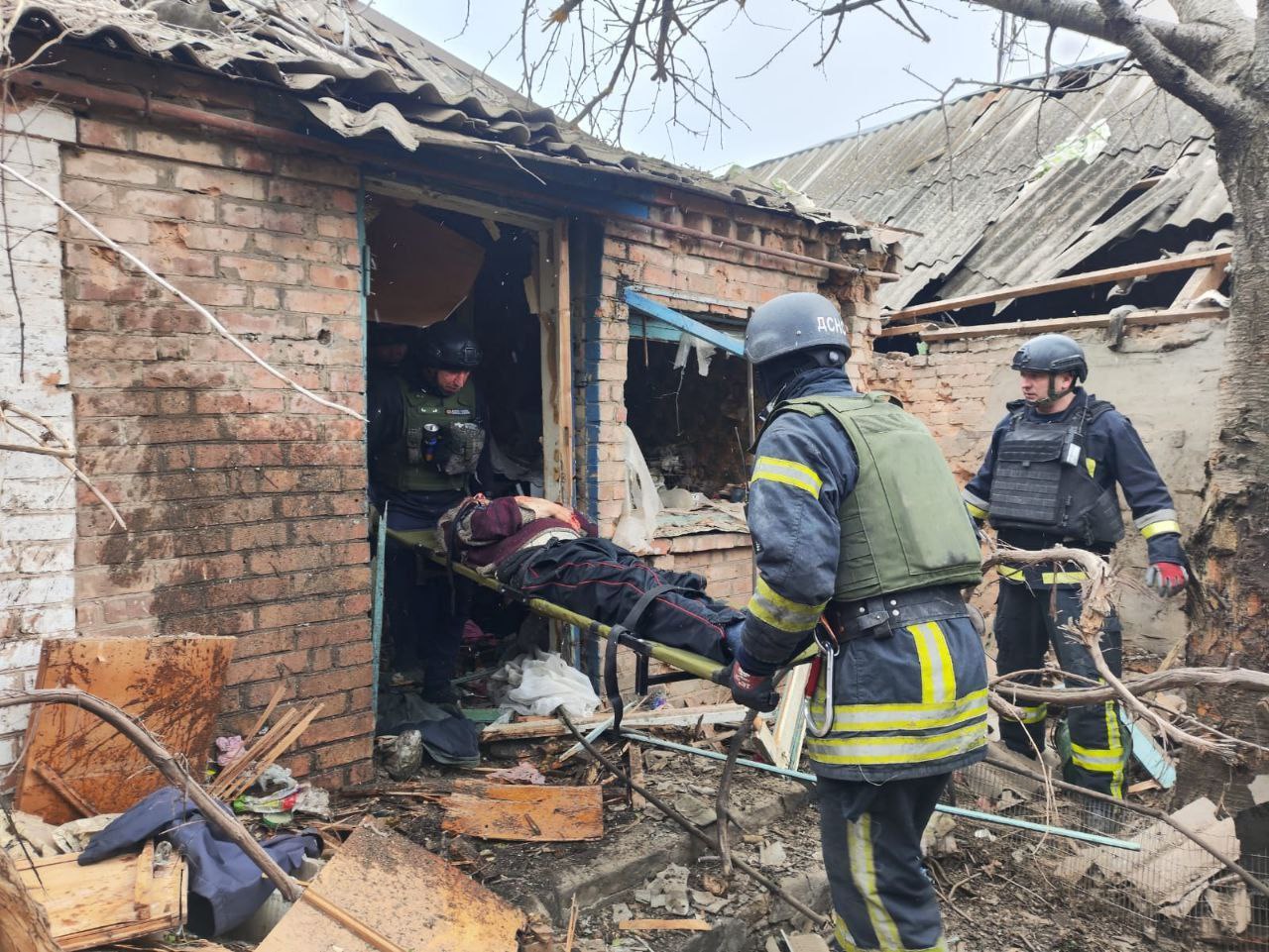 Надзвичайники рятують чоловіка, який дістався поранень під час артобстрілу росіян